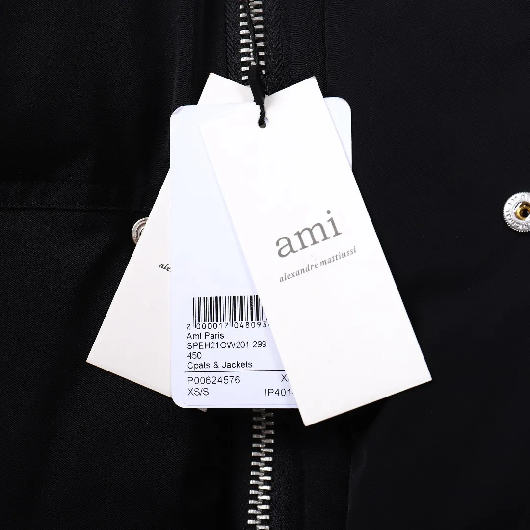 🅿️1160 style number~~F280 purchasing version AMIPARIS Ami de coeur winter limited capsule bread down jacket for men and women. Design concept: Ami limited down jacket from France lasted for half a year. The authentic product was purchased overseas in mid-May. From the fabric, LOGO, and even as small as a pocket or a button, every detail of this one is attractive enough and can become the highlight of your body. In addition to the refreshing and refined clothing style, this style has all original molds from fabrics to metal accessories to velvet. AMI conveys a relaxed and casual concept, giving people a feeling of comfort and casualness. Fabric + Features: ✅Unique double-layer lightweight bonded polyester military fabric, which is also AMI's unique patented technology, is a multi-functional fabric. ✅The lining is made of fine and dense renewable microfibers, which is light, soft and delicate. ✅Made using kp-ls fully automatic mechanical special woven fabric machine, it has windproof and waterproof, highly breathable and warm, elastic and wear-resistant properties that cannot be achieved by ordinary fabrics. ✅ Made of original national standard 90% white duck down. 800 fill power, the whole garment weighs 3 pounds, the average down filling is 450g, the top ultra-thick version on the Internet ✅ The zipper is made of YKK white copper zipper, which is the same as the original electro-plated Keyu hardware double ring zipper puller. Copper and nickel can be infinitely dissolved into each other, thereby forming a continuous solid solution, that is, regardless of the ratio of each other, they are always α-single-phase alloys. When nickel is melted into red copper and the content exceeds 16%, the resulting alloy becomes as white as silver. The higher the nickel content, the whiter the color. The nickel content in cupronickel is generally 25%. Manganese, iron, zinc or aluminum can also be added to become special white copper. The cost can be imagined. ✅The original proportional love logo patches are all laser-cut and have a loose fit. The hooded collar design is better for warmth. ✅Super fluffy and loose bag feel, hooded design, super fluffy and high-loft bag shape, thick and wide threaded sleeves can prevent wind from entering, ✅ Continuing AMIParis' usual design of combining leisure and elegance, each item is equipped with a heart pattern that is highly distinctive of the brand. Craftsmanship: Imported unique double-layer lightweight bonded polyester military fabric, high-density waterproof fabric, national standard 90 white duck down, extremely high fluffy, excellent warmth retention effect, no matter how cold it rains or snows, it can be done in one piece, like a walking duvet, unique drawstring design, the rope ends are made of Designed with a metal capsule, coupled with a wide hat and thick rope, the accessories/buttons/spring buckles are exquisitely made. The international first-line luxury brand COBRAX buttons are used. COBRAX buttons are several times or even ten times more expensive than similar ordinary products.