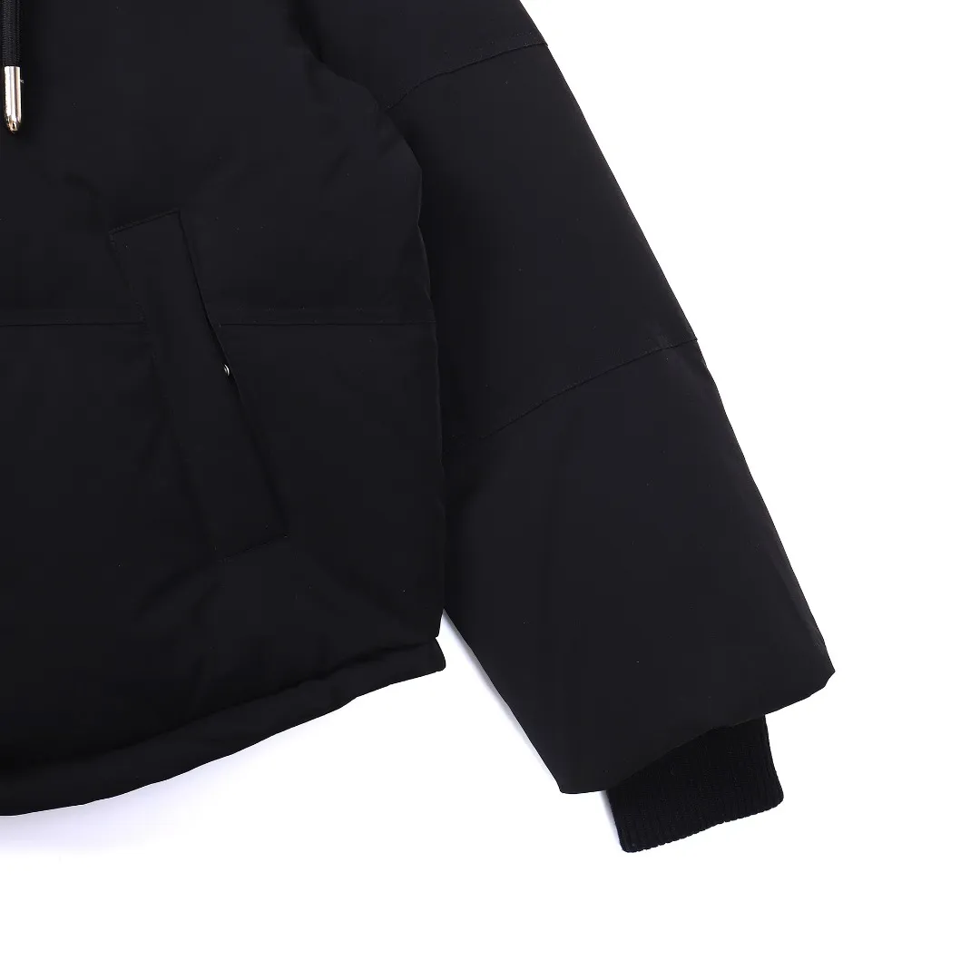 🅿️1160 style number~~F280 purchasing version AMIPARIS Ami de coeur winter limited capsule bread down jacket for men and women. Design concept: Ami limited down jacket from France lasted for half a year. The authentic product was purchased overseas in mid-May. From the fabric, LOGO, and even as small as a pocket or a button, every detail of this one is attractive enough and can become the highlight of your body. In addition to the refreshing and refined clothing style, this style has all original molds from fabrics to metal accessories to velvet. AMI conveys a relaxed and casual concept, giving people a feeling of comfort and casualness. Fabric + Features: ✅Unique double-layer lightweight bonded polyester military fabric, which is also AMI's unique patented technology, is a multi-functional fabric. ✅The lining is made of fine and dense renewable microfibers, which is light, soft and delicate. ✅Made using kp-ls fully automatic mechanical special woven fabric machine, it has windproof and waterproof, highly breathable and warm, elastic and wear-resistant properties that cannot be achieved by ordinary fabrics. ✅ Made of original national standard 90% white duck down. 800 fill power, the whole garment weighs 3 pounds, the average down filling is 450g, the top ultra-thick version on the Internet ✅ The zipper is made of YKK white copper zipper, which is the same as the original electro-plated Keyu hardware double ring zipper puller. Copper and nickel can be infinitely dissolved into each other, thereby forming a continuous solid solution, that is, regardless of the ratio of each other, they are always α-single-phase alloys. When nickel is melted into red copper and the content exceeds 16%, the resulting alloy becomes as white as silver. The higher the nickel content, the whiter the color. The nickel content in cupronickel is generally 25%. Manganese, iron, zinc or aluminum can also be added to become special white copper. The cost can be imagined. ✅The original proportional love logo patches are all laser-cut and have a loose fit. The hooded collar design is better for warmth. ✅Super fluffy and loose bag feel, hooded design, super fluffy and high-loft bag shape, thick and wide threaded sleeves can prevent wind from entering, ✅ Continuing AMIParis' usual design of combining leisure and elegance, each item is equipped with a heart pattern that is highly distinctive of the brand. Craftsmanship: Imported unique double-layer lightweight bonded polyester military fabric, high-density waterproof fabric, national standard 90 white duck down, extremely high fluffy, excellent warmth retention effect, no matter how cold it rains or snows, it can be done in one piece, like a walking duvet, unique drawstring design, the rope ends are made of Designed with a metal capsule, coupled with a wide hat and thick rope, the accessories/buttons/spring buckles are exquisitely made. The international first-line luxury brand COBRAX buttons are used. COBRAX buttons are several times or even ten times more expensive than similar ordinary products.