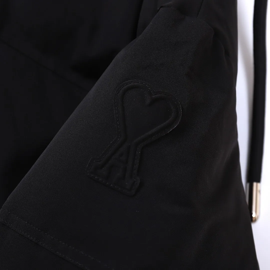 🅿️1160 style number~~F280 purchasing version AMIPARIS Ami de coeur winter limited capsule bread down jacket for men and women. Design concept: Ami limited down jacket from France lasted for half a year. The authentic product was purchased overseas in mid-May. From the fabric, LOGO, and even as small as a pocket or a button, every detail of this one is attractive enough and can become the highlight of your body. In addition to the refreshing and refined clothing style, this style has all original molds from fabrics to metal accessories to velvet. AMI conveys a relaxed and casual concept, giving people a feeling of comfort and casualness. Fabric + Features: ✅Unique double-layer lightweight bonded polyester military fabric, which is also AMI's unique patented technology, is a multi-functional fabric. ✅The lining is made of fine and dense renewable microfibers, which is light, soft and delicate. ✅Made using kp-ls fully automatic mechanical special woven fabric machine, it has windproof and waterproof, highly breathable and warm, elastic and wear-resistant properties that cannot be achieved by ordinary fabrics. ✅ Made of original national standard 90% white duck down. 800 fill power, the whole garment weighs 3 pounds, the average down filling is 450g, the top ultra-thick version on the Internet ✅ The zipper is made of YKK white copper zipper, which is the same as the original electro-plated Keyu hardware double ring zipper puller. Copper and nickel can be infinitely dissolved into each other, thereby forming a continuous solid solution, that is, regardless of the ratio of each other, they are always α-single-phase alloys. When nickel is melted into red copper and the content exceeds 16%, the resulting alloy becomes as white as silver. The higher the nickel content, the whiter the color. The nickel content in cupronickel is generally 25%. Manganese, iron, zinc or aluminum can also be added to become special white copper. The cost can be imagined. ✅The original proportional love logo patches are all laser-cut and have a loose fit. The hooded collar design is better for warmth. ✅Super fluffy and loose bag feel, hooded design, super fluffy and high-loft bag shape, thick and wide threaded sleeves can prevent wind from entering, ✅ Continuing AMIParis' usual design of combining leisure and elegance, each item is equipped with a heart pattern that is highly distinctive of the brand. Craftsmanship: Imported unique double-layer lightweight bonded polyester military fabric, high-density waterproof fabric, national standard 90 white duck down, extremely high fluffy, excellent warmth retention effect, no matter how cold it rains or snows, it can be done in one piece, like a walking duvet, unique drawstring design, the rope ends are made of Designed with a metal capsule, coupled with a wide hat and thick rope, the accessories/buttons/spring buckles are exquisitely made. The international first-line luxury brand COBRAX buttons are used. COBRAX buttons are several times or even ten times more expensive than similar ordinary products.