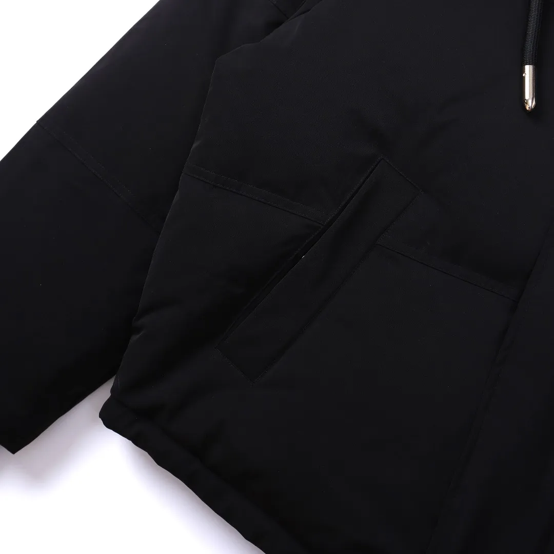 🅿️1160 style number~~F280 purchasing version AMIPARIS Ami de coeur winter limited capsule bread down jacket for men and women. Design concept: Ami limited down jacket from France lasted for half a year. The authentic product was purchased overseas in mid-May. From the fabric, LOGO, and even as small as a pocket or a button, every detail of this one is attractive enough and can become the highlight of your body. In addition to the refreshing and refined clothing style, this style has all original molds from fabrics to metal accessories to velvet. AMI conveys a relaxed and casual concept, giving people a feeling of comfort and casualness. Fabric + Features: ✅Unique double-layer lightweight bonded polyester military fabric, which is also AMI's unique patented technology, is a multi-functional fabric. ✅The lining is made of fine and dense renewable microfibers, which is light, soft and delicate. ✅Made using kp-ls fully automatic mechanical special woven fabric machine, it has windproof and waterproof, highly breathable and warm, elastic and wear-resistant properties that cannot be achieved by ordinary fabrics. ✅ Made of original national standard 90% white duck down. 800 fill power, the whole garment weighs 3 pounds, the average down filling is 450g, the top ultra-thick version on the Internet ✅ The zipper is made of YKK white copper zipper, which is the same as the original electro-plated Keyu hardware double ring zipper puller. Copper and nickel can be infinitely dissolved into each other, thereby forming a continuous solid solution, that is, regardless of the ratio of each other, they are always α-single-phase alloys. When nickel is melted into red copper and the content exceeds 16%, the resulting alloy becomes as white as silver. The higher the nickel content, the whiter the color. The nickel content in cupronickel is generally 25%. Manganese, iron, zinc or aluminum can also be added to become special white copper. The cost can be imagined. ✅The original proportional love logo patches are all laser-cut and have a loose fit. The hooded collar design is better for warmth. ✅Super fluffy and loose bag feel, hooded design, super fluffy and high-loft bag shape, thick and wide threaded sleeves can prevent wind from entering, ✅ Continuing AMIParis' usual design of combining leisure and elegance, each item is equipped with a heart pattern that is highly distinctive of the brand. Craftsmanship: Imported unique double-layer lightweight bonded polyester military fabric, high-density waterproof fabric, national standard 90 white duck down, extremely high fluffy, excellent warmth retention effect, no matter how cold it rains or snows, it can be done in one piece, like a walking duvet, unique drawstring design, the rope ends are made of Designed with a metal capsule, coupled with a wide hat and thick rope, the accessories/buttons/spring buckles are exquisitely made. The international first-line luxury brand COBRAX buttons are used. COBRAX buttons are several times or even ten times more expensive than similar ordinary products.