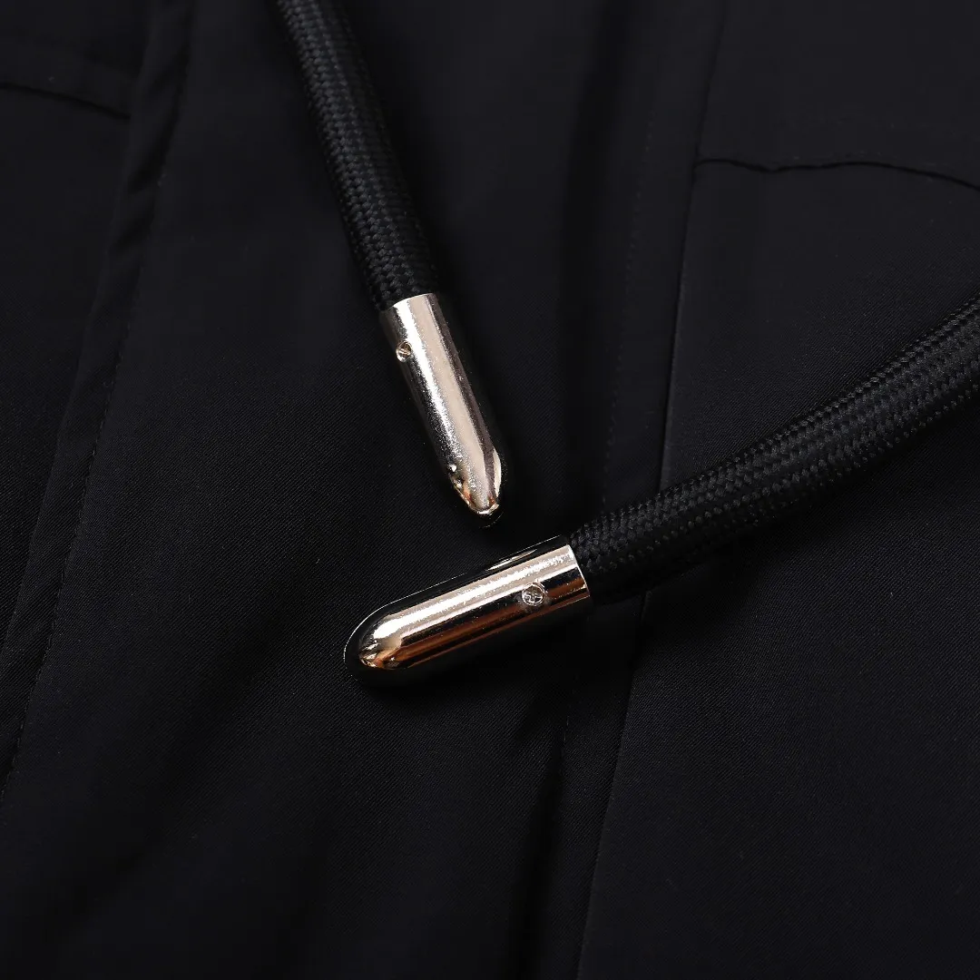🅿️1160 style number~~F280 purchasing version AMIPARIS Ami de coeur winter limited capsule bread down jacket for men and women. Design concept: Ami limited down jacket from France lasted for half a year. The authentic product was purchased overseas in mid-May. From the fabric, LOGO, and even as small as a pocket or a button, every detail of this one is attractive enough and can become the highlight of your body. In addition to the refreshing and refined clothing style, this style has all original molds from fabrics to metal accessories to velvet. AMI conveys a relaxed and casual concept, giving people a feeling of comfort and casualness. Fabric + Features: ✅Unique double-layer lightweight bonded polyester military fabric, which is also AMI's unique patented technology, is a multi-functional fabric. ✅The lining is made of fine and dense renewable microfibers, which is light, soft and delicate. ✅Made using kp-ls fully automatic mechanical special woven fabric machine, it has windproof and waterproof, highly breathable and warm, elastic and wear-resistant properties that cannot be achieved by ordinary fabrics. ✅ Made of original national standard 90% white duck down. 800 fill power, the whole garment weighs 3 pounds, the average down filling is 450g, the top ultra-thick version on the Internet ✅ The zipper is made of YKK white copper zipper, which is the same as the original electro-plated Keyu hardware double ring zipper puller. Copper and nickel can be infinitely dissolved into each other, thereby forming a continuous solid solution, that is, regardless of the ratio of each other, they are always α-single-phase alloys. When nickel is melted into red copper and the content exceeds 16%, the resulting alloy becomes as white as silver. The higher the nickel content, the whiter the color. The nickel content in cupronickel is generally 25%. Manganese, iron, zinc or aluminum can also be added to become special white copper. The cost can be imagined. ✅The original proportional love logo patches are all laser-cut and have a loose fit. The hooded collar design is better for warmth. ✅Super fluffy and loose bag feel, hooded design, super fluffy and high-loft bag shape, thick and wide threaded sleeves can prevent wind from entering, ✅ Continuing AMIParis' usual design of combining leisure and elegance, each item is equipped with a heart pattern that is highly distinctive of the brand. Craftsmanship: Imported unique double-layer lightweight bonded polyester military fabric, high-density waterproof fabric, national standard 90 white duck down, extremely high fluffy, excellent warmth retention effect, no matter how cold it rains or snows, it can be done in one piece, like a walking duvet, unique drawstring design, the rope ends are made of Designed with a metal capsule, coupled with a wide hat and thick rope, the accessories/buttons/spring buckles are exquisitely made. The international first-line luxury brand COBRAX buttons are used. COBRAX buttons are several times or even ten times more expensive than similar ordinary products.