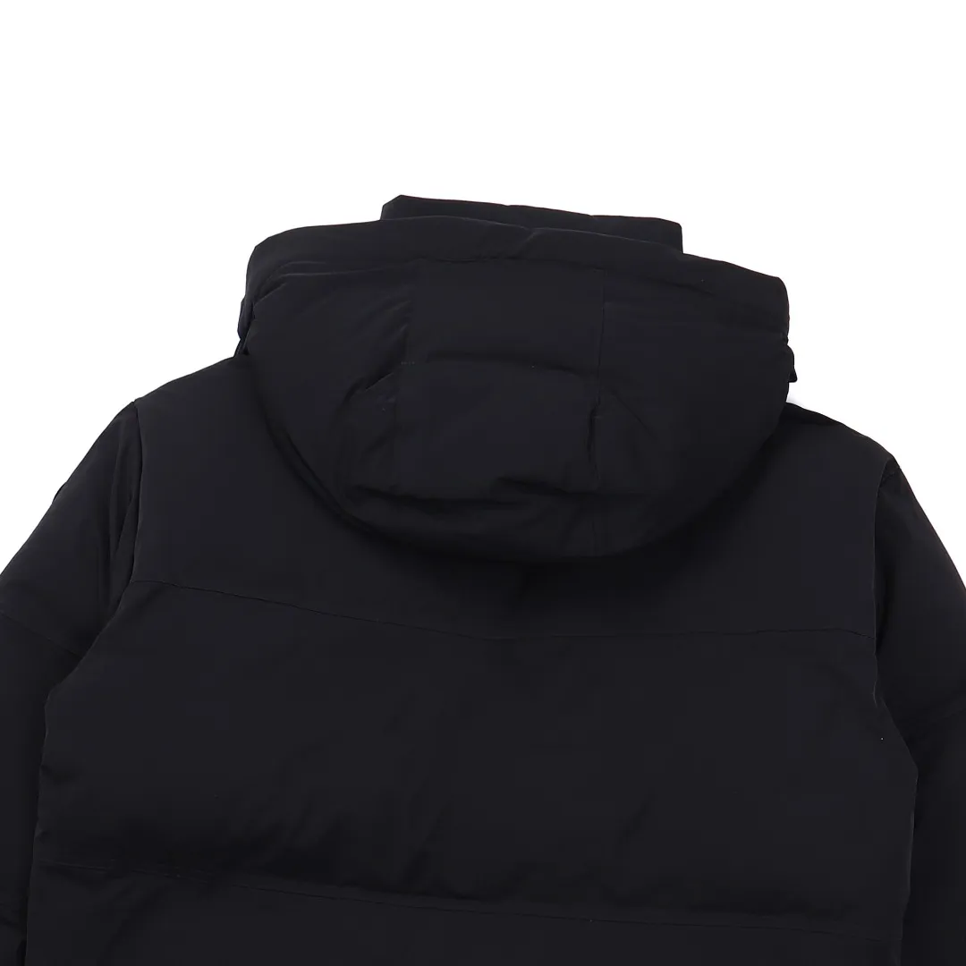 🅿️1160 style number~~F280 purchasing version AMIPARIS Ami de coeur winter limited capsule bread down jacket for men and women. Design concept: Ami limited down jacket from France lasted for half a year. The authentic product was purchased overseas in mid-May. From the fabric, LOGO, and even as small as a pocket or a button, every detail of this one is attractive enough and can become the highlight of your body. In addition to the refreshing and refined clothing style, this style has all original molds from fabrics to metal accessories to velvet. AMI conveys a relaxed and casual concept, giving people a feeling of comfort and casualness. Fabric + Features: ✅Unique double-layer lightweight bonded polyester military fabric, which is also AMI's unique patented technology, is a multi-functional fabric. ✅The lining is made of fine and dense renewable microfibers, which is light, soft and delicate. ✅Made using kp-ls fully automatic mechanical special woven fabric machine, it has windproof and waterproof, highly breathable and warm, elastic and wear-resistant properties that cannot be achieved by ordinary fabrics. ✅ Made of original national standard 90% white duck down. 800 fill power, the whole garment weighs 3 pounds, the average down filling is 450g, the top ultra-thick version on the Internet ✅ The zipper is made of YKK white copper zipper, which is the same as the original electro-plated Keyu hardware double ring zipper puller. Copper and nickel can be infinitely dissolved into each other, thereby forming a continuous solid solution, that is, regardless of the ratio of each other, they are always α-single-phase alloys. When nickel is melted into red copper and the content exceeds 16%, the resulting alloy becomes as white as silver. The higher the nickel content, the whiter the color. The nickel content in cupronickel is generally 25%. Manganese, iron, zinc or aluminum can also be added to become special white copper. The cost can be imagined. ✅The original proportional love logo patches are all laser-cut and have a loose fit. The hooded collar design is better for warmth. ✅Super fluffy and loose bag feel, hooded design, super fluffy and high-loft bag shape, thick and wide threaded sleeves can prevent wind from entering, ✅ Continuing AMIParis' usual design of combining leisure and elegance, each item is equipped with a heart pattern that is highly distinctive of the brand. Craftsmanship: Imported unique double-layer lightweight bonded polyester military fabric, high-density waterproof fabric, national standard 90 white duck down, extremely high fluffy, excellent warmth retention effect, no matter how cold it rains or snows, it can be done in one piece, like a walking duvet, unique drawstring design, the rope ends are made of Designed with a metal capsule, coupled with a wide hat and thick rope, the accessories/buttons/spring buckles are exquisitely made. The international first-line luxury brand COBRAX buttons are used. COBRAX buttons are several times or even ten times more expensive than similar ordinary products.