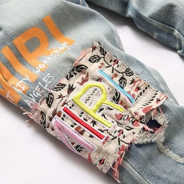 P186 Top replica AMIRI splash-ink medal patch embroidered jeans trousers AMIRI high street basic ripped tight stretch jeans trousers Amiriamiri is transliterated as Emil, which is the name of the founder. Mike Amiri, the founder of amiri, grew up in Los Angeles, USA. He was influenced by the local street culture Rock since childhood, so he founded the amiri brand named after himself. A variety of trendy brand clothing meets the needs of different fashion players. Amiri clothing has novel and unique styles and is a well-known street brand in the United States. Many of its styles and styles are loved by many street photographers. Various clothing styles meet the needs of different people, show their unique temperament, and show the trend of dressing. amiri's jeans are relatively famous. Not only do they have many styles, but the quality of the jeans is also very good. Many celebrities have also worn amiri brand jeans.  The jeans of the amiri brand break through the production process and cutting of the original jeans. The fabrics are relatively soft and comfortable, and are not as hard as some jeans, which can irritate the skin and cause the skin to bleed when worn. Los Angeles trendy brand Amiri's jeans are made with great detail from tailoring to texture, adding wrinkles, bullet holes, damage and other details to add to the trendiness of the jeans. You can choose the style that suits you according to your own needs. Only when you wear a suitable style can you have a certain sense of fashion.  In recent years, high street has become a word that appears more and more frequently in men's clothing. High street style has also become an important direction for everyone's matching. High street related items are basically inseparable from oversize or off-shoulder tops. The lower body is matched with trackpants or tight-fitting denim. In my opinion, the most representative one is perhaps annihilation. Color; picture color Size: m l xl xxl