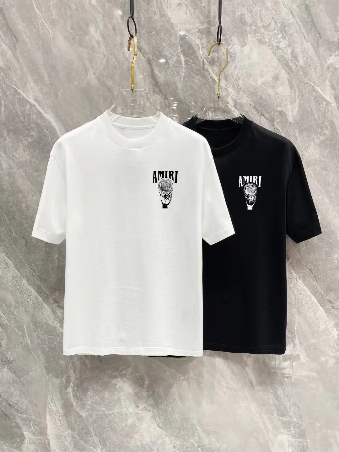 P150 AMIRI 2025 spring and summer new style debut counter, the latest short-sleeved round neck T-shirt, high-end custom design, avant-garde and fashionable! The brand logo is designed with heavy craftsmanship printing, 250 grams of Xinjiang long-staple cotton fabric, comfortable to wear. Counter-level exquisite stitching. Fine workmanship. The upper body effect is incomparably handsome! A must-have item for a stylish man! Color: Black White Size: S-2XL (sub-size) Slightly wide version Size: S M L Due to manual measurement, there is a deviation of about 1-3CM in the size, please forgive me.