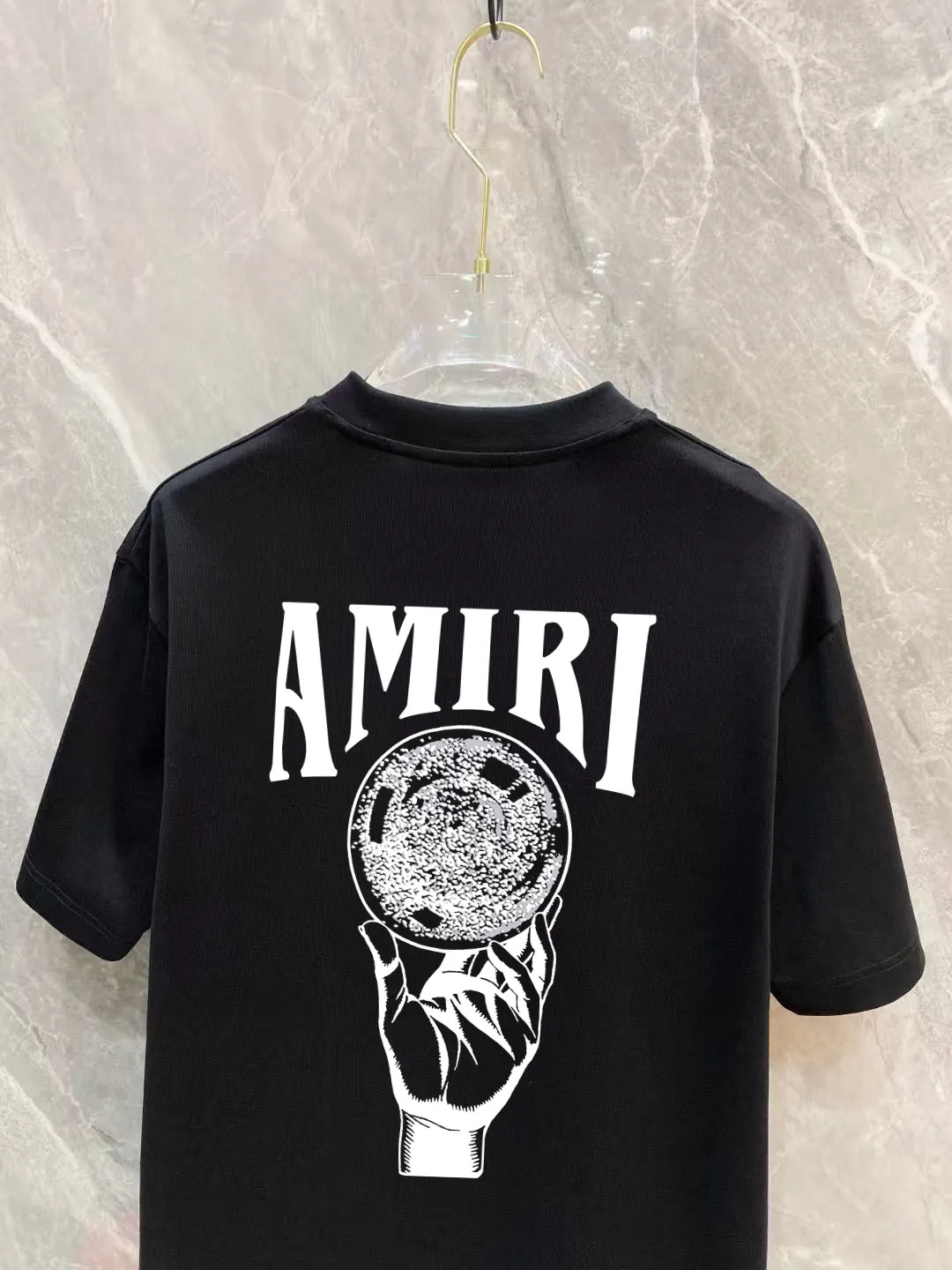 P150 AMIRI 2025 spring and summer new style debut counter, the latest short-sleeved round neck T-shirt, high-end custom design, avant-garde and fashionable! The brand logo is designed with heavy craftsmanship printing, 250 grams of Xinjiang long-staple cotton fabric, comfortable to wear. Counter-level exquisite stitching. Fine workmanship. The upper body effect is incomparably handsome! A must-have item for a stylish man! Color: Black White Size: S-2XL (sub-size) Slightly wide version Size: S M L Due to manual measurement, there is a deviation of about 1-3CM in the size, please forgive me.