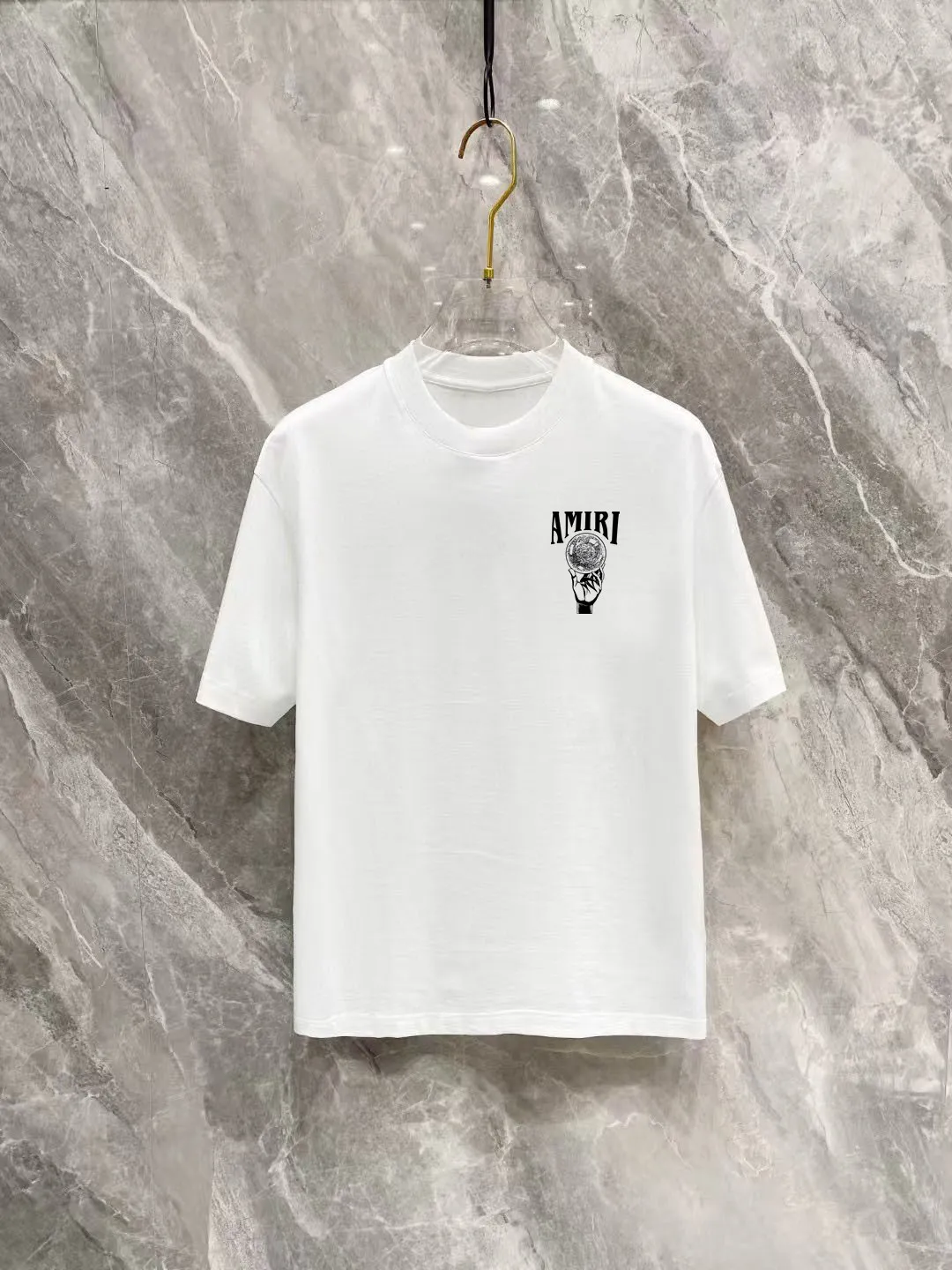 P150 AMIRI 2025 spring and summer new style debut counter, the latest short-sleeved round neck T-shirt, high-end custom design, avant-garde and fashionable! The brand logo is designed with heavy craftsmanship printing, 250 grams of Xinjiang long-staple cotton fabric, comfortable to wear. Counter-level exquisite stitching. Fine workmanship. The upper body effect is incomparably handsome! A must-have item for a stylish man! Color: Black White Size: S-2XL (sub-size) Slightly wide version Size: S M L Due to manual measurement, there is a deviation of about 1-3CM in the size, please forgive me.