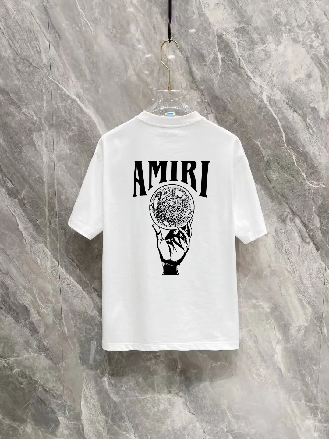 P150 AMIRI 2025 spring and summer new style debut counter, the latest short-sleeved round neck T-shirt, high-end custom design, avant-garde and fashionable! The brand logo is designed with heavy craftsmanship printing, 250 grams of Xinjiang long-staple cotton fabric, comfortable to wear. Counter-level exquisite stitching. Fine workmanship. The upper body effect is incomparably handsome! A must-have item for a stylish man! Color: Black White Size: S-2XL (sub-size) Slightly wide version Size: S M L Due to manual measurement, there is a deviation of about 1-3CM in the size, please forgive me.