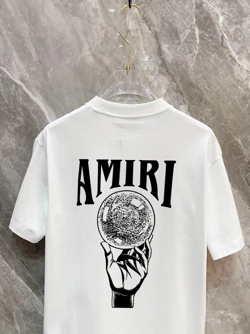 P150 AMIRI 2025 spring and summer new style debut counter, the latest short-sleeved round neck T-shirt, high-end custom design, avant-garde and fashionable! The brand logo is designed with heavy craftsmanship printing, 250 grams of Xinjiang long-staple cotton fabric, comfortable to wear. Counter-level exquisite stitching. Fine workmanship. The upper body effect is incomparably handsome! A must-have item for a stylish man! Color: Black White Size: S-2XL (sub-size) Slightly wide version Size: S M L Due to manual measurement, there is a deviation of about 1-3CM in the size, please forgive me.