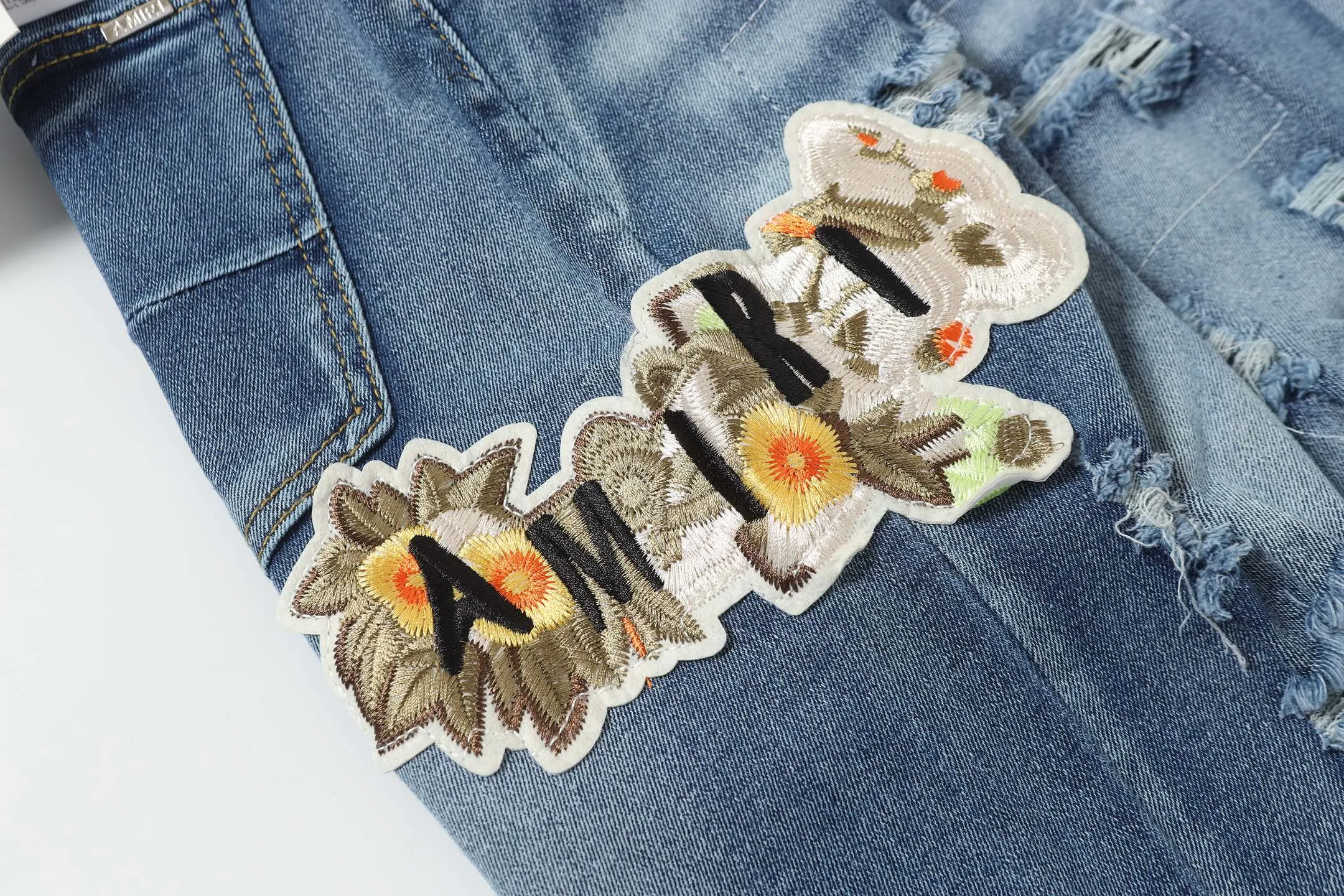 P256 Actual photo [High quality] Code: M754 Color: Picture color Size: S to XXXL AMIRI patch embroidery jeans trousers AMIRI high street basic ripped jeans trousers Amiri brand jeans break the production process and cutting of the original jeans, the fabrics are softer and more comfortable Hand-sewn collar label Customized logo buttons Genuine leather label size Pants length Waist Hips Unit cm S 98 68 100 M 99 72 104 L 100 76 108 XL 101 80 112 XXL 102 84 116 XXXL 103 88 120