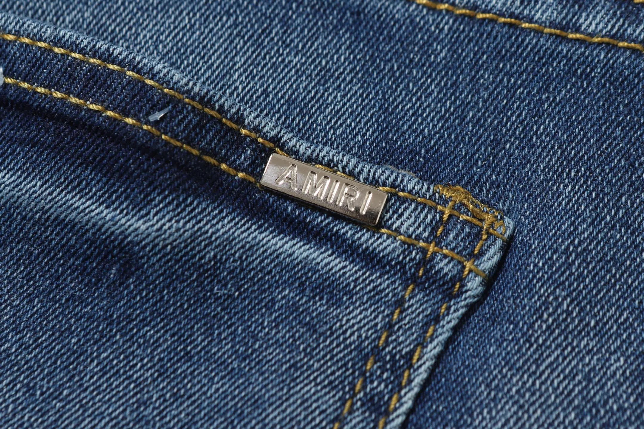 P256 Actual photo [High quality] Code: M754 Color: Picture color Size: S to XXXL AMIRI patch embroidery jeans trousers AMIRI high street basic ripped jeans trousers Amiri brand jeans break the production process and cutting of the original jeans, the fabrics are softer and more comfortable Hand-sewn collar label Customized logo buttons Genuine leather label size Pants length Waist Hips Unit cm S 98 68 100 M 99 72 104 L 100 76 108 XL 101 80 112 XXL 102 84 116 XXXL 103 88 120