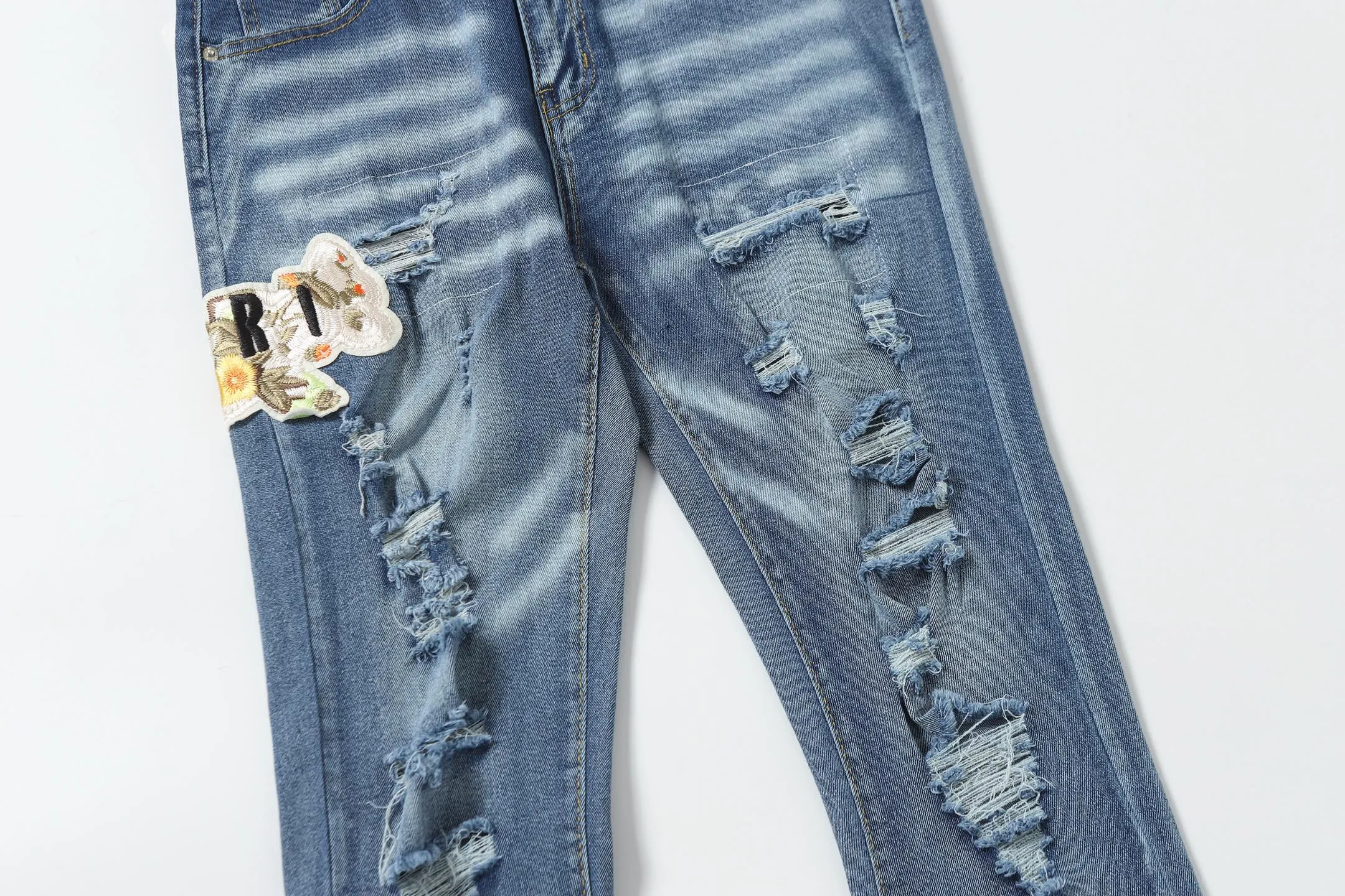P256 Actual photo [High quality] Code: M754 Color: Picture color Size: S to XXXL AMIRI patch embroidery jeans trousers AMIRI high street basic ripped jeans trousers Amiri brand jeans break the production process and cutting of the original jeans, the fabrics are softer and more comfortable Hand-sewn collar label Customized logo buttons Genuine leather label size Pants length Waist Hips Unit cm S 98 68 100 M 99 72 104 L 100 76 108 XL 101 80 112 XXL 102 84 116 XXXL 103 88 120