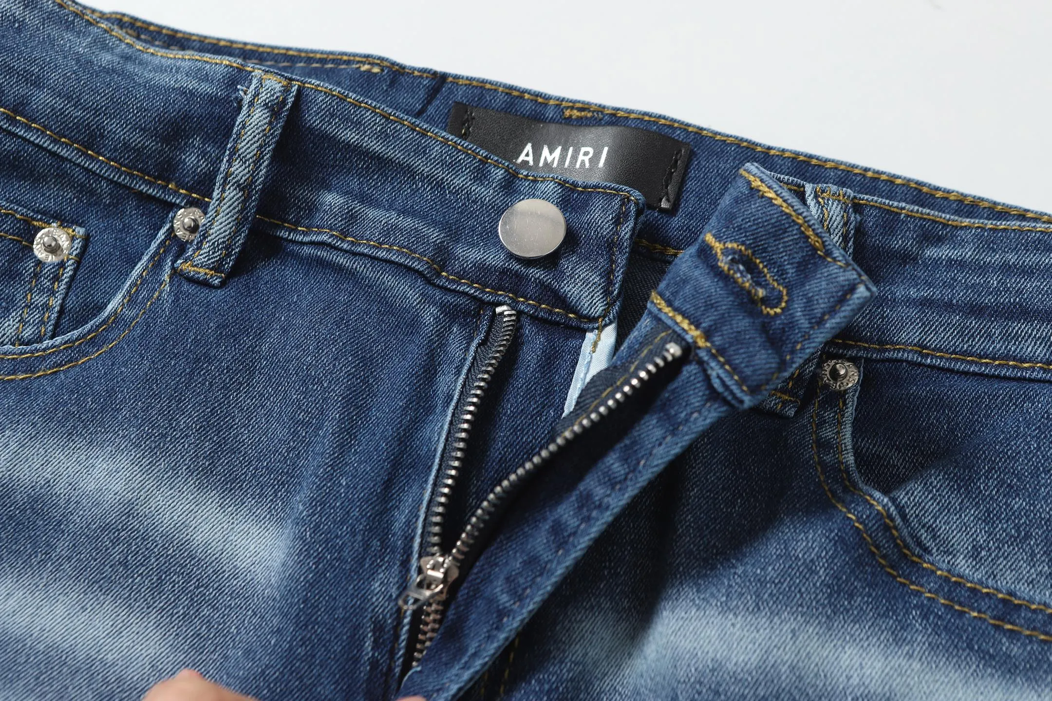P256 Actual photo [High quality] Code: M754 Color: Picture color Size: S to XXXL AMIRI patch embroidery jeans trousers AMIRI high street basic ripped jeans trousers Amiri brand jeans break the production process and cutting of the original jeans, the fabrics are softer and more comfortable Hand-sewn collar label Customized logo buttons Genuine leather label size Pants length Waist Hips Unit cm S 98 68 100 M 99 72 104 L 100 76 108 XL 101 80 112 XXL 102 84 116 XXXL 103 88 120