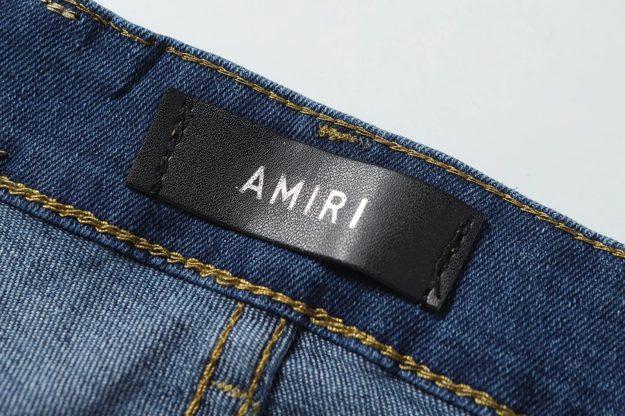 P256 Actual photo [High quality] Code: M754 Color: Picture color Size: S to XXXL AMIRI patch embroidery jeans trousers AMIRI high street basic ripped jeans trousers Amiri brand jeans break the production process and cutting of the original jeans, the fabrics are softer and more comfortable Hand-sewn collar label Customized logo buttons Genuine leather label size Pants length Waist Hips Unit cm S 98 68 100 M 99 72 104 L 100 76 108 XL 101 80 112 XXL 102 84 116 XXXL 103 88 120