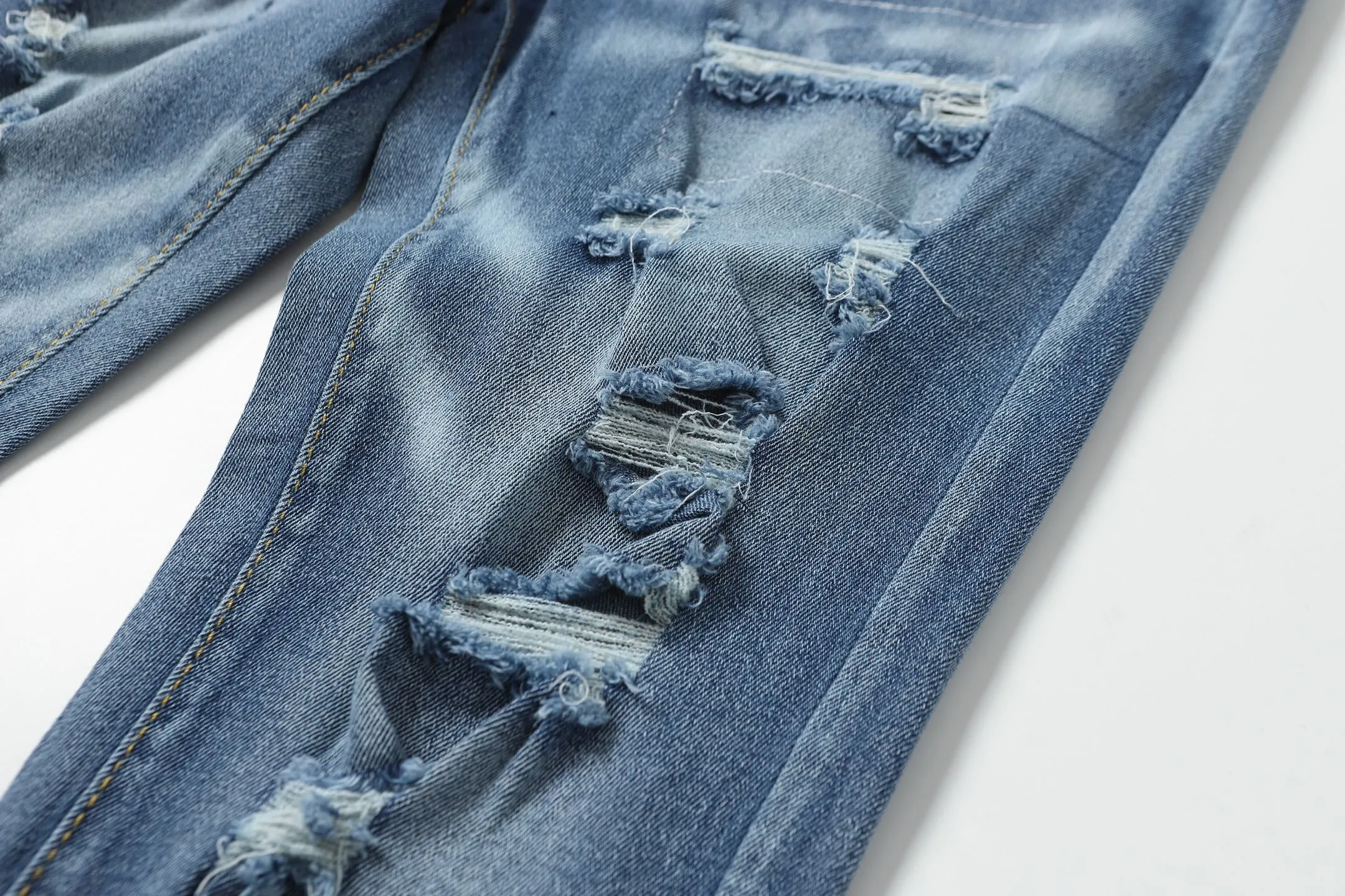 P256 Actual photo [High quality] Code: M754 Color: Picture color Size: S to XXXL AMIRI patch embroidery jeans trousers AMIRI high street basic ripped jeans trousers Amiri brand jeans break the production process and cutting of the original jeans, the fabrics are softer and more comfortable Hand-sewn collar label Customized logo buttons Genuine leather label size Pants length Waist Hips Unit cm S 98 68 100 M 99 72 104 L 100 76 108 XL 101 80 112 XXL 102 84 116 XXXL 103 88 120
