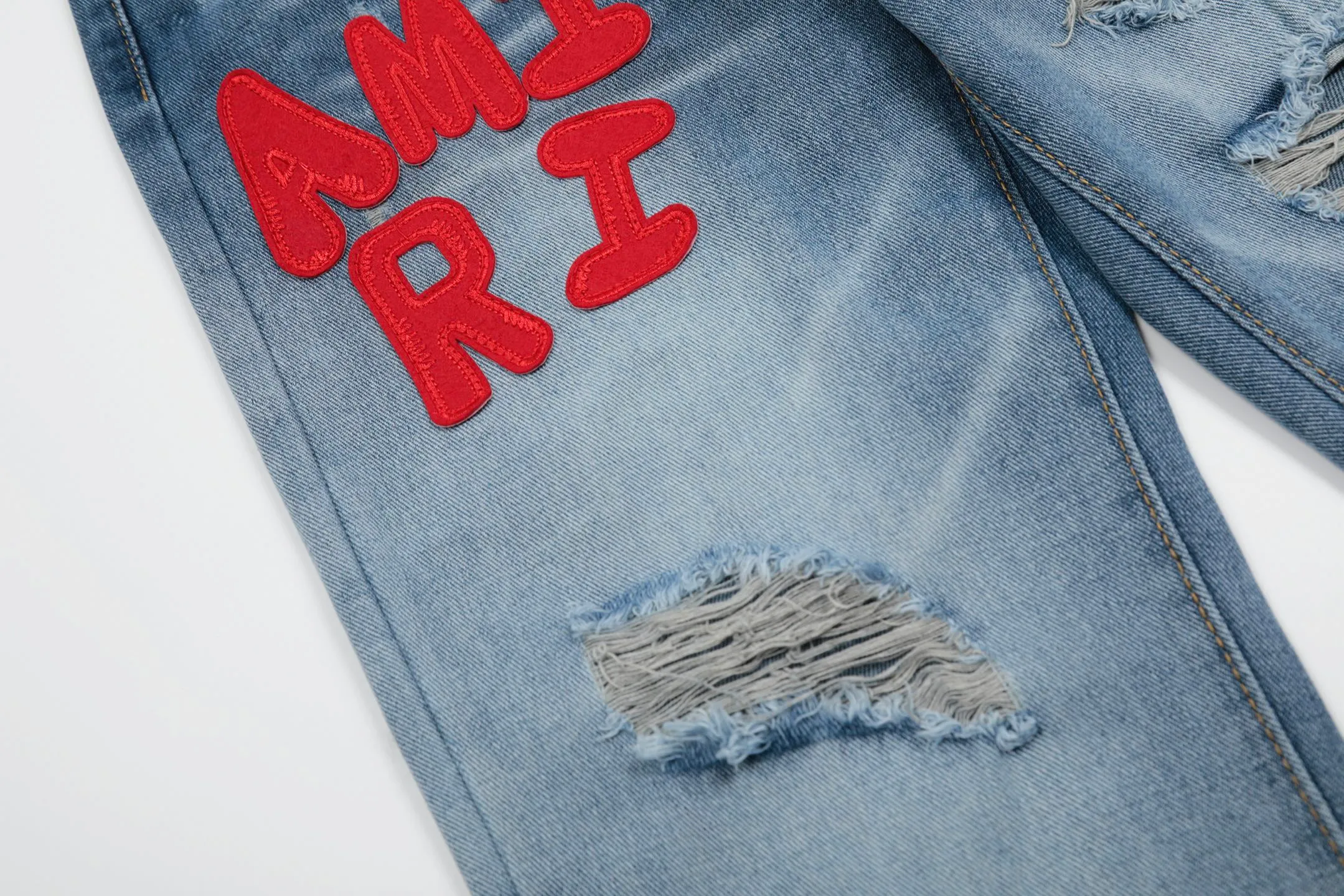 #M39 P168💰 Amiri classic embroidered patched leather distressed lettered jeans. Slim fit jeans. Produced by a major washed factory. Full of high-end. Partial destruction of the knees and patchwork design. Already used as a facade design. Leather waist nameplate. The focus of this style is not on the washing, but on the destroyed shape and version. The secret lies in the craftsmanship of the master. The cost of post-processing, grinding, cutting, etc. is far beyond the cost of assembly line products. Color: Picture color Size: 30-32-34-36
