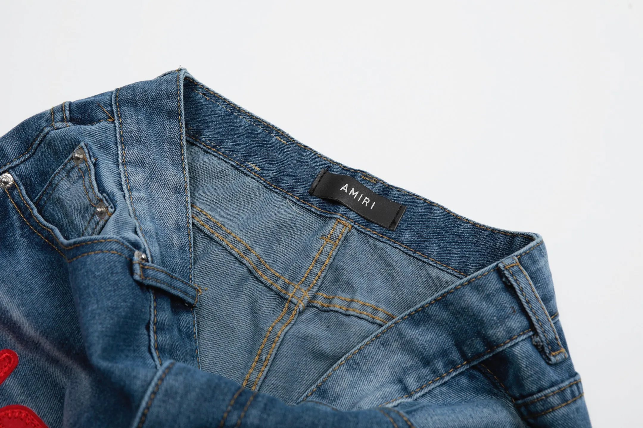 #M39 P168💰 Amiri classic embroidered patched leather distressed lettered jeans. Slim fit jeans. Produced by a major washed factory. Full of high-end. Partial destruction of the knees and patchwork design. Already used as a facade design. Leather waist nameplate. The focus of this style is not on the washing, but on the destroyed shape and version. The secret lies in the craftsmanship of the master. The cost of post-processing, grinding, cutting, etc. is far beyond the cost of assembly line products. Color: Picture color Size: 30-32-34-36
