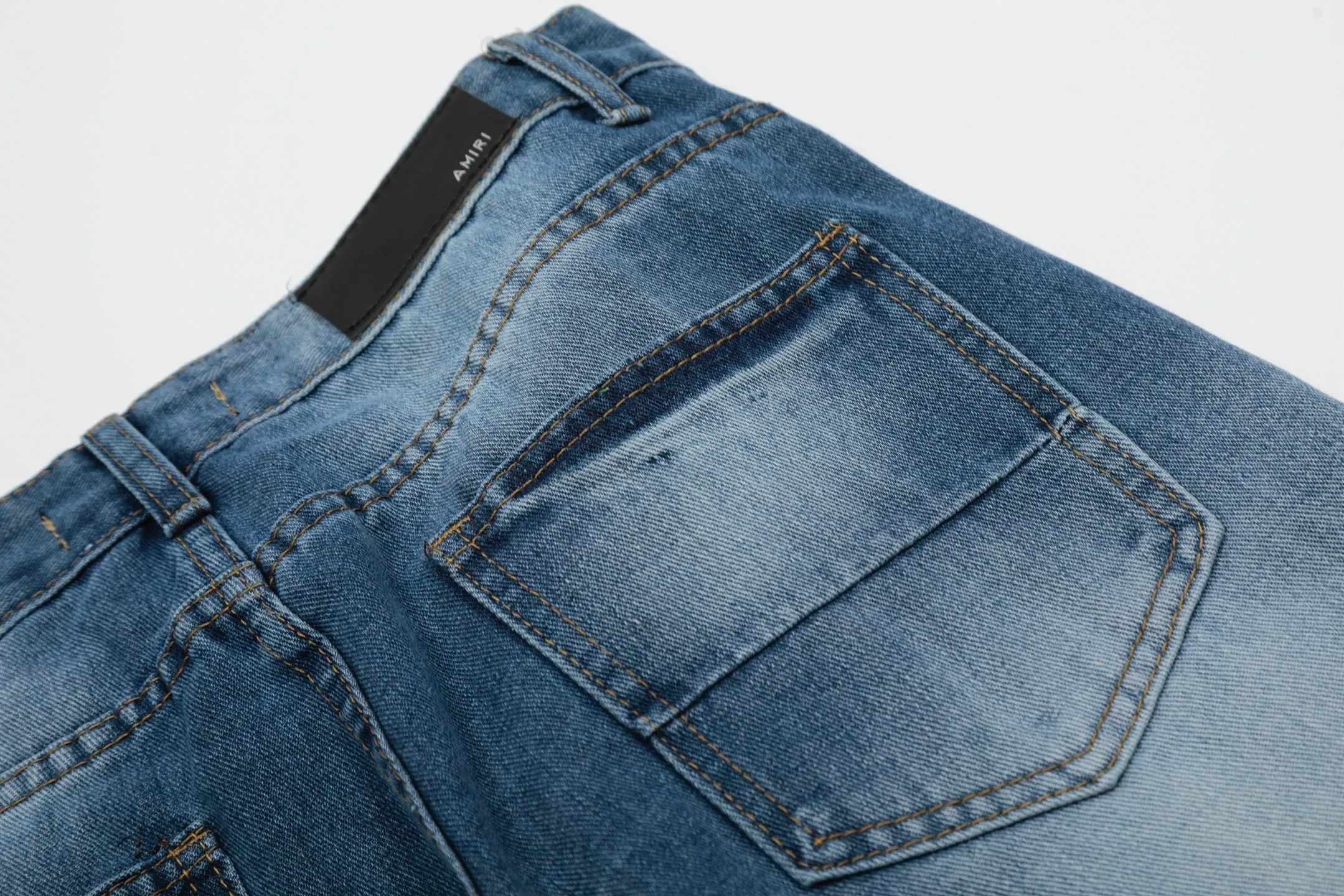 #M39 P168💰 Amiri classic embroidered patched leather distressed lettered jeans. Slim fit jeans. Produced by a major washed factory. Full of high-end. Partial destruction of the knees and patchwork design. Already used as a facade design. Leather waist nameplate. The focus of this style is not on the washing, but on the destroyed shape and version. The secret lies in the craftsmanship of the master. The cost of post-processing, grinding, cutting, etc. is far beyond the cost of assembly line products. Color: Picture color Size: 30-32-34-36