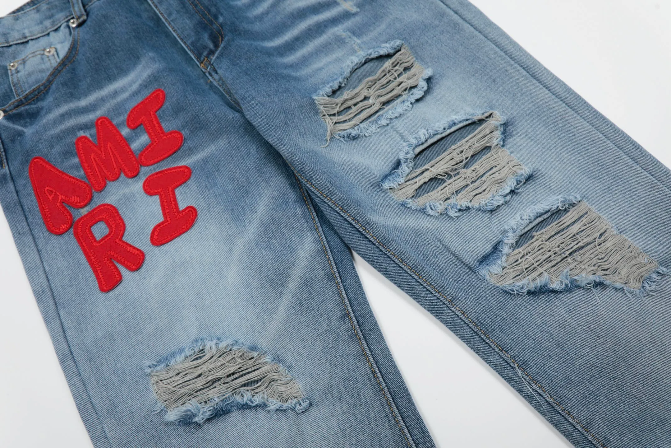 #M39 P168💰 Amiri classic embroidered patched leather distressed lettered jeans. Slim fit jeans. Produced by a major washed factory. Full of high-end. Partial destruction of the knees and patchwork design. Already used as a facade design. Leather waist nameplate. The focus of this style is not on the washing, but on the destroyed shape and version. The secret lies in the craftsmanship of the master. The cost of post-processing, grinding, cutting, etc. is far beyond the cost of assembly line products. Color: Picture color Size: 30-32-34-36