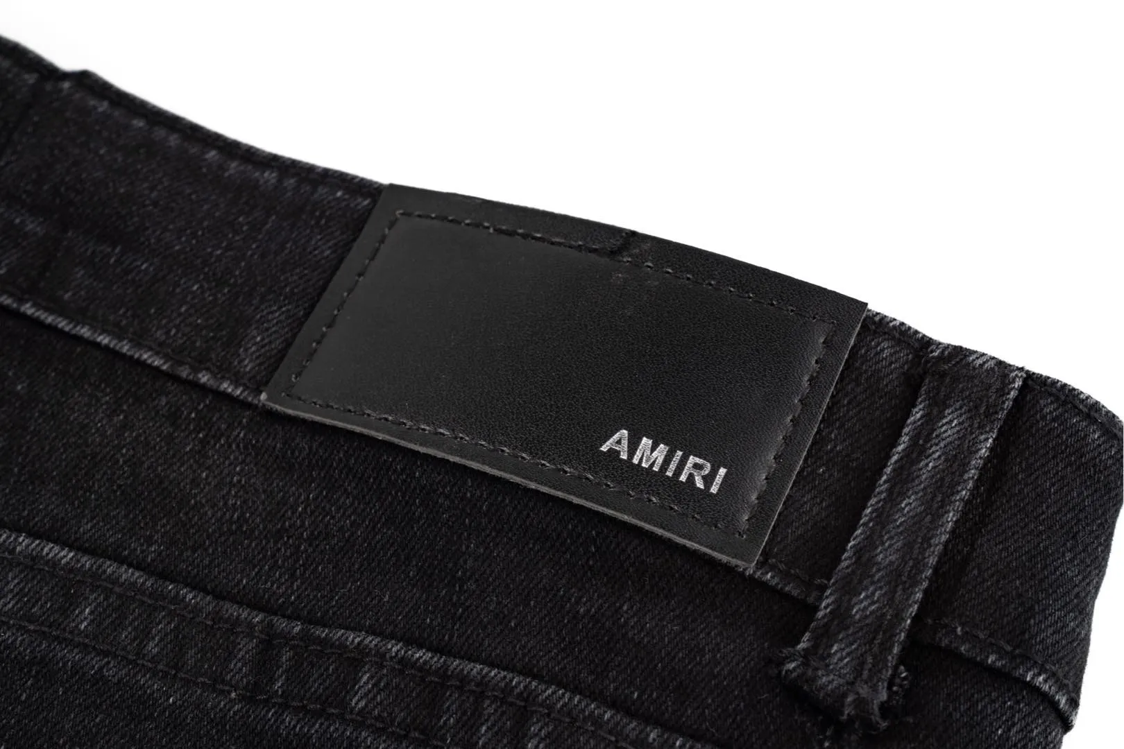 P260 AMIRI Washed Distressed High Street Slim Towel Embroidered Jeans Trousers - In recent years, high street has become an increasingly common word in men's clothing. High street style has also become an important direction for everyone to match. High street related items are basically inseparable from oversize or off-shoulder tops. The lower body is paired with trackpants or tight-fitting denim. In my opinion, the most representative one is perhaps the annihilation. It is operated by Ningbo Washing Factory. Front Back. The whiskers on the trouser legs are beautiful and faded, full of high-end sense. The knee part is destroyed and the leather design has been used as a facade design. Leather waist nameplate. Customized crotch placket hardware. Engraved molding. Style number: 1628. Size: 30 32 34 36 38