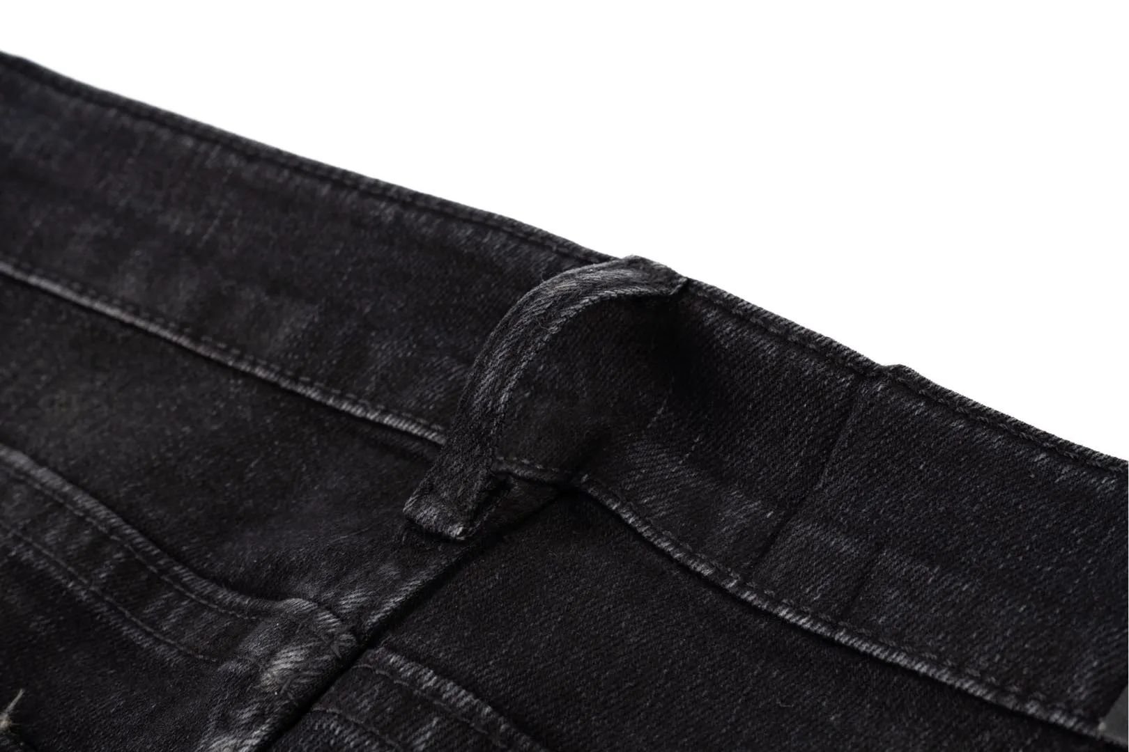 P260 AMIRI Washed Distressed High Street Slim Towel Embroidered Jeans Trousers - In recent years, high street has become an increasingly common word in men's clothing. High street style has also become an important direction for everyone to match. High street related items are basically inseparable from oversize or off-shoulder tops. The lower body is paired with trackpants or tight-fitting denim. In my opinion, the most representative one is perhaps the annihilation. It is operated by Ningbo Washing Factory. Front Back. The whiskers on the trouser legs are beautiful and faded, full of high-end sense. The knee part is destroyed and the leather design has been used as a facade design. Leather waist nameplate. Customized crotch placket hardware. Engraved molding. Style number: 1628. Size: 30 32 34 36 38