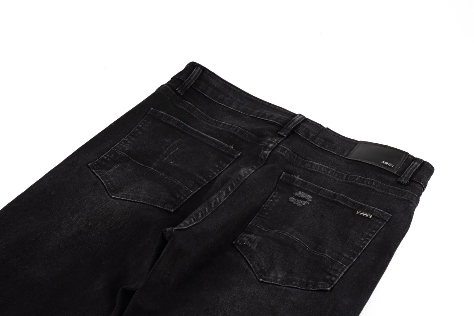 P260 AMIRI Washed Distressed High Street Slim Towel Embroidered Jeans Trousers - In recent years, high street has become an increasingly common word in men's clothing. High street style has also become an important direction for everyone to match. High street related items are basically inseparable from oversize or off-shoulder tops. The lower body is paired with trackpants or tight-fitting denim. In my opinion, the most representative one is perhaps the annihilation. It is operated by Ningbo Washing Factory. Front Back. The whiskers on the trouser legs are beautiful and faded, full of high-end sense. The knee part is destroyed and the leather design has been used as a facade design. Leather waist nameplate. Customized crotch placket hardware. Engraved molding. Style number: 1628. Size: 30 32 34 36 38