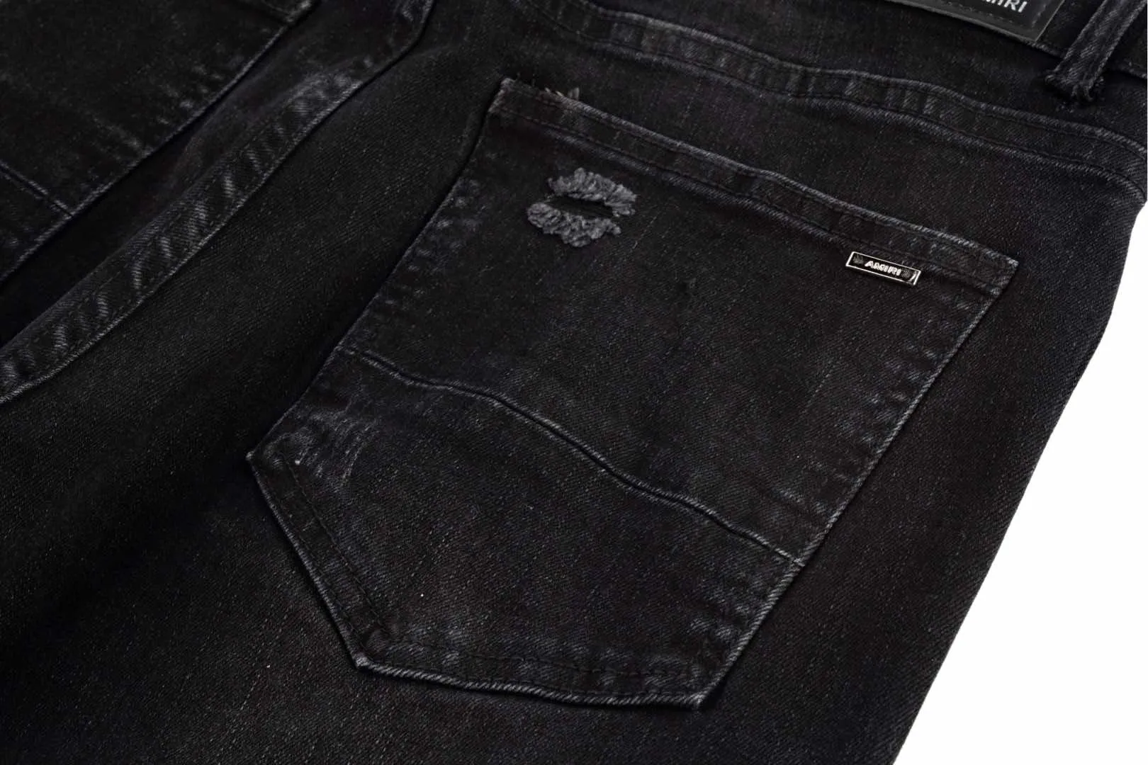 P260 AMIRI Washed Distressed High Street Slim Towel Embroidered Jeans Trousers - In recent years, high street has become an increasingly common word in men's clothing. High street style has also become an important direction for everyone to match. High street related items are basically inseparable from oversize or off-shoulder tops. The lower body is paired with trackpants or tight-fitting denim. In my opinion, the most representative one is perhaps the annihilation. It is operated by Ningbo Washing Factory. Front Back. The whiskers on the trouser legs are beautiful and faded, full of high-end sense. The knee part is destroyed and the leather design has been used as a facade design. Leather waist nameplate. Customized crotch placket hardware. Engraved molding. Style number: 1628. Size: 30 32 34 36 38