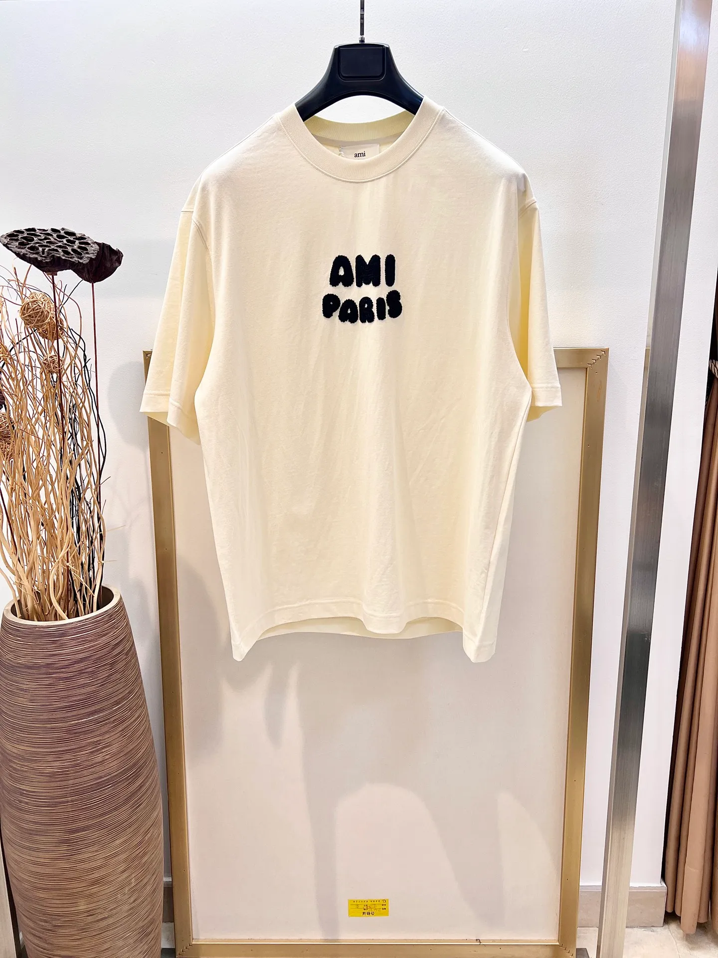 🅿️240 🌈Size: s/m/l/xl Dark royal blue/khaki Two colors Couple model 197353825081 AMI/Amy 2025FW A must-have for men Love series early spring limited edition is really not too good-looking Wool logo love embroidery/Same color AMI embroidery on the back Heavy cotton half-sleeved T-shirt Washing method: Wrap inside laundry bag and machine wash in cold water quickly! ! Do not soak/wash in warm water!