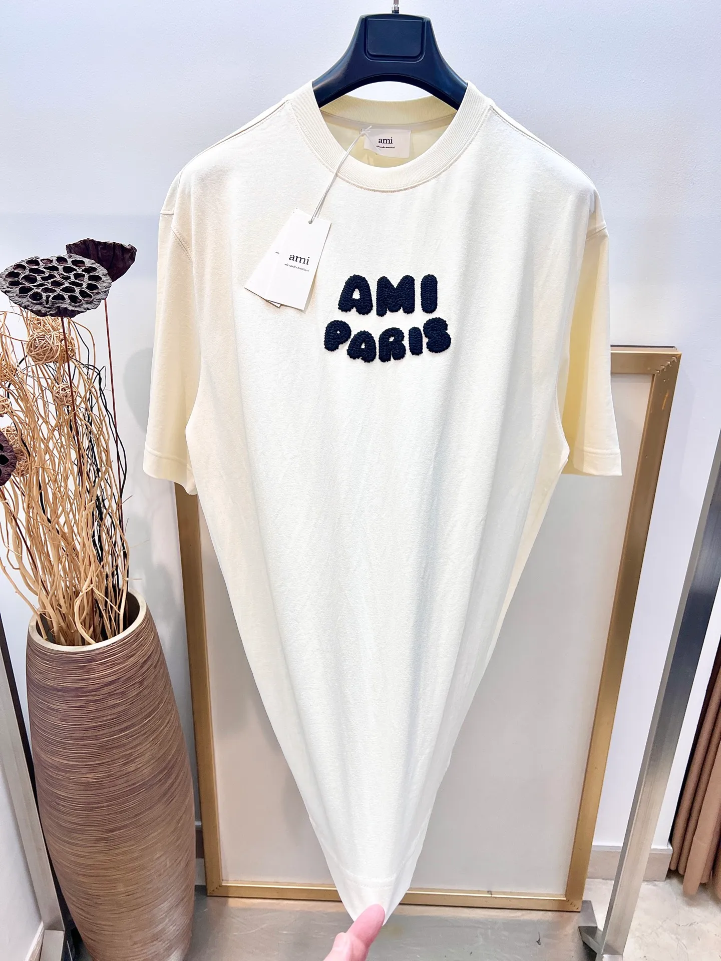 🅿️240 🌈Size: s/m/l/xl Dark royal blue/khaki Two colors Couple model 197353825081 AMI/Amy 2025FW A must-have for men Love series early spring limited edition is really not too good-looking Wool logo love embroidery/Same color AMI embroidery on the back Heavy cotton half-sleeved T-shirt Washing method: Wrap inside laundry bag and machine wash in cold water quickly! ! Do not soak/wash in warm water!