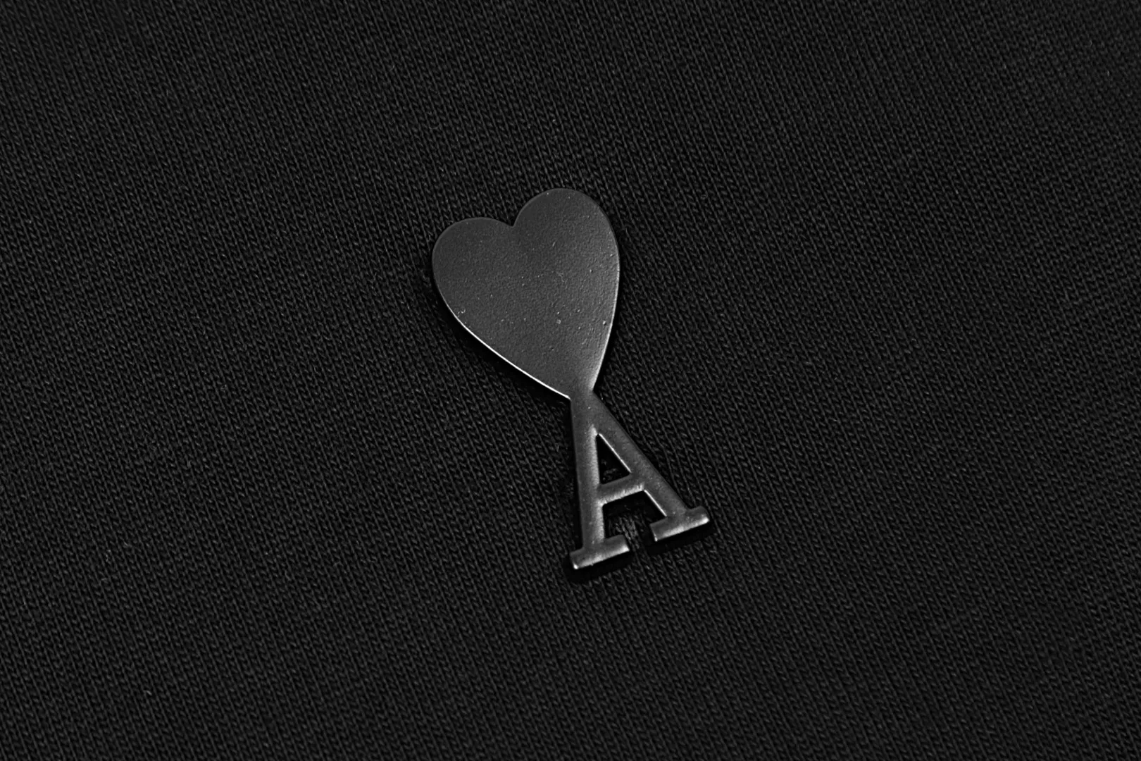 Ami Amy 2024ss Spring New Style Classic Metal Chapter Short Sleeves ✅Correct version of customized metal. There is no small embroidery mark on the reverse side of this style. ✅The details are the only one in Guangzhou. The counter neckline is half-fold design. Complex workmanship. ✅The maximum size can be worn up to 230 pounds. There is no pressure to export to Europe and the United States. Sizes S-XL. Color: Black, White, Apricot, Navy Blue, Burgundy, Pink, Sky Blue, Mint Green.