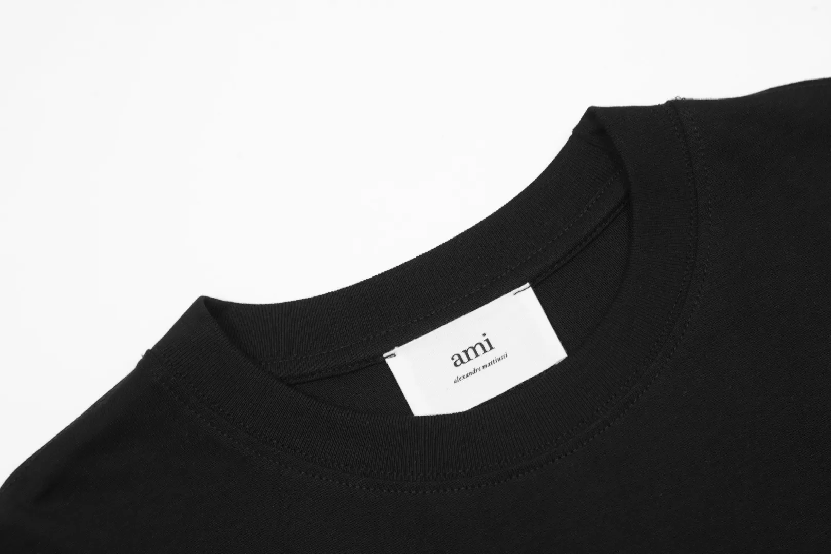 Ami Amy 2024ss Spring New Style Classic Metal Chapter Short Sleeves ✅Correct version of customized metal. There is no small embroidery mark on the reverse side of this style. ✅The details are the only one in Guangzhou. The counter neckline is half-fold design. Complex workmanship. ✅The maximum size can be worn up to 230 pounds. There is no pressure to export to Europe and the United States. Sizes S-XL. Color: Black, White, Apricot, Navy Blue, Burgundy, Pink, Sky Blue, Mint Green.