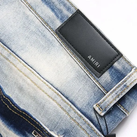 P180 Top replica AMIRI splash-ink medal patch embroidered jeans trousers AMIRI high street basic ripped tight stretch jeans trousers Amiriamiri is transliterated as Emil, which is the name of the founder. Mike Amiri, the founder of amiri, grew up in Los Angeles, USA. He was influenced by the local street culture Rock since he was a child, so he founded the amiri brand named after himself. A variety of trendy brand clothing meets the needs of different fashion players. Amiri clothing has novel and unique styles and is a well-known street brand in the United States. Many of its styles and styles are loved by many street photographers. Various clothing styles meet the needs of different people, show their unique temperament, and show the trend of dressing. amiri's jeans are relatively famous. Not only do they have many styles, but the quality of the jeans is also very good. Many celebrities have also worn amiri brand jeans.  The jeans of the amiri brand break through the production process and cutting of the original jeans. The fabrics are relatively soft and comfortable, and are not as hard as some jeans, which can irritate the skin and cause the skin to bleed when worn. Los Angeles trendy brand Amiri's jeans are made with great detail from tailoring to texture, adding wrinkles, bullet holes, damage and other details to add to the trendiness of the jeans. You can choose the style that suits you according to your own needs. Only when you wear a suitable style can you have a certain sense of fashion.  In recent years, high street has become a word that appears more and more frequently in men's clothing. High street style has also become an important direction for everyone's matching. High street related items are basically inseparable from oversize or off-shoulder tops. The lower body is matched with trackpants or tight-fitting denim. In my opinion, the most representative one is perhaps annihilation. Color; picture color Size: m l xl xxl