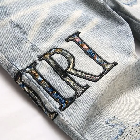 P180 Top replica AMIRI splash-ink medal patch embroidered jeans trousers AMIRI high street basic ripped tight stretch jeans trousers Amiriamiri is transliterated as Emil, which is the name of the founder. Mike Amiri, the founder of amiri, grew up in Los Angeles, USA. He was influenced by the local street culture Rock since he was a child, so he founded the amiri brand named after himself. A variety of trendy brand clothing meets the needs of different fashion players. Amiri clothing has novel and unique styles and is a well-known street brand in the United States. Many of its styles and styles are loved by many street photographers. Various clothing styles meet the needs of different people, show their unique temperament, and show the trend of dressing. amiri's jeans are relatively famous. Not only do they have many styles, but the quality of the jeans is also very good. Many celebrities have also worn amiri brand jeans.  The jeans of the amiri brand break through the production process and cutting of the original jeans. The fabrics are relatively soft and comfortable, and are not as hard as some jeans, which can irritate the skin and cause the skin to bleed when worn. Los Angeles trendy brand Amiri's jeans are made with great detail from tailoring to texture, adding wrinkles, bullet holes, damage and other details to add to the trendiness of the jeans. You can choose the style that suits you according to your own needs. Only when you wear a suitable style can you have a certain sense of fashion.  In recent years, high street has become a word that appears more and more frequently in men's clothing. High street style has also become an important direction for everyone's matching. High street related items are basically inseparable from oversize or off-shoulder tops. The lower body is matched with trackpants or tight-fitting denim. In my opinion, the most representative one is perhaps annihilation. Color; picture color Size: m l xl xxl