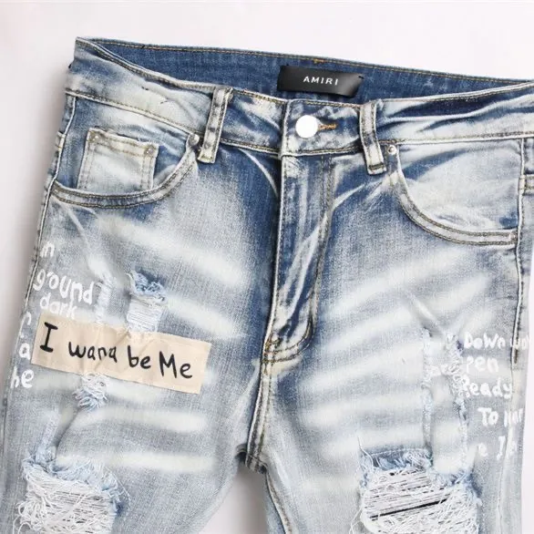 #M40 P168💰 Amiri classic embroidered patched leather ripped letter jeans, slim fit jeans, produced by a major washed factory, full of high-end feel, partially destroyed knee design with leather patch design, has been used as a facade design, leather waist nameplate, the focus of this style is not on the washing, but on the destroyed shape and version. The secret lies in the craftsmanship of the master. The cost of post-processing, grinding, cutting, etc. is far beyond the cost of assembly line products. Color: Picture color Size: 30-32-34-36