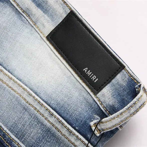 #M40 P168💰 Amiri classic embroidered patched leather ripped letter jeans, slim fit jeans, produced by a major washed factory, full of high-end feel, partially destroyed knee design with leather patch design, has been used as a facade design, leather waist nameplate, the focus of this style is not on the washing, but on the destroyed shape and version. The secret lies in the craftsmanship of the master. The cost of post-processing, grinding, cutting, etc. is far beyond the cost of assembly line products. Color: Picture color Size: 30-32-34-36