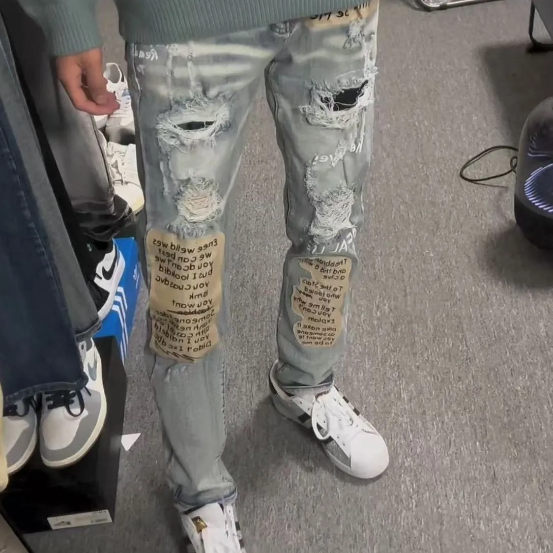 #M40 P168💰 Amiri classic embroidered patched leather ripped letter jeans, slim fit jeans, produced by a major washed factory, full of high-end feel, partially destroyed knee design with leather patch design, has been used as a facade design, leather waist nameplate, the focus of this style is not on the washing, but on the destroyed shape and version. The secret lies in the craftsmanship of the master. The cost of post-processing, grinding, cutting, etc. is far beyond the cost of assembly line products. Color: Picture color Size: 30-32-34-36