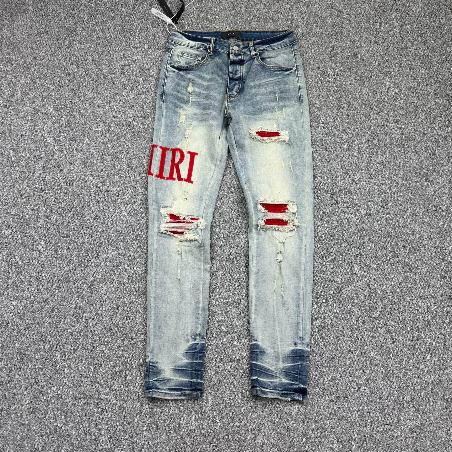 P260 Style number: H57 AMIRI & AMIRI new jeans with linhchuan embroidered logo, washed holes pattern, denim shorts, elastic denim trousers, same style for men and women. Accessories: complete accessories, all in original packaging, two hang tags to distinguish the low-end version. The hardware is standard to the original original aluminum alloy buckle with logo, and every detail is superior to any version on the market. Fabric: Genuine pattern-making and standard genuine custom-made imported fabrics adopt unique washing and dyeing methods, and are individually hand-painted - hand-painted to make ripped micro-elastic jeans Color: blue Size: 30 32 34 36