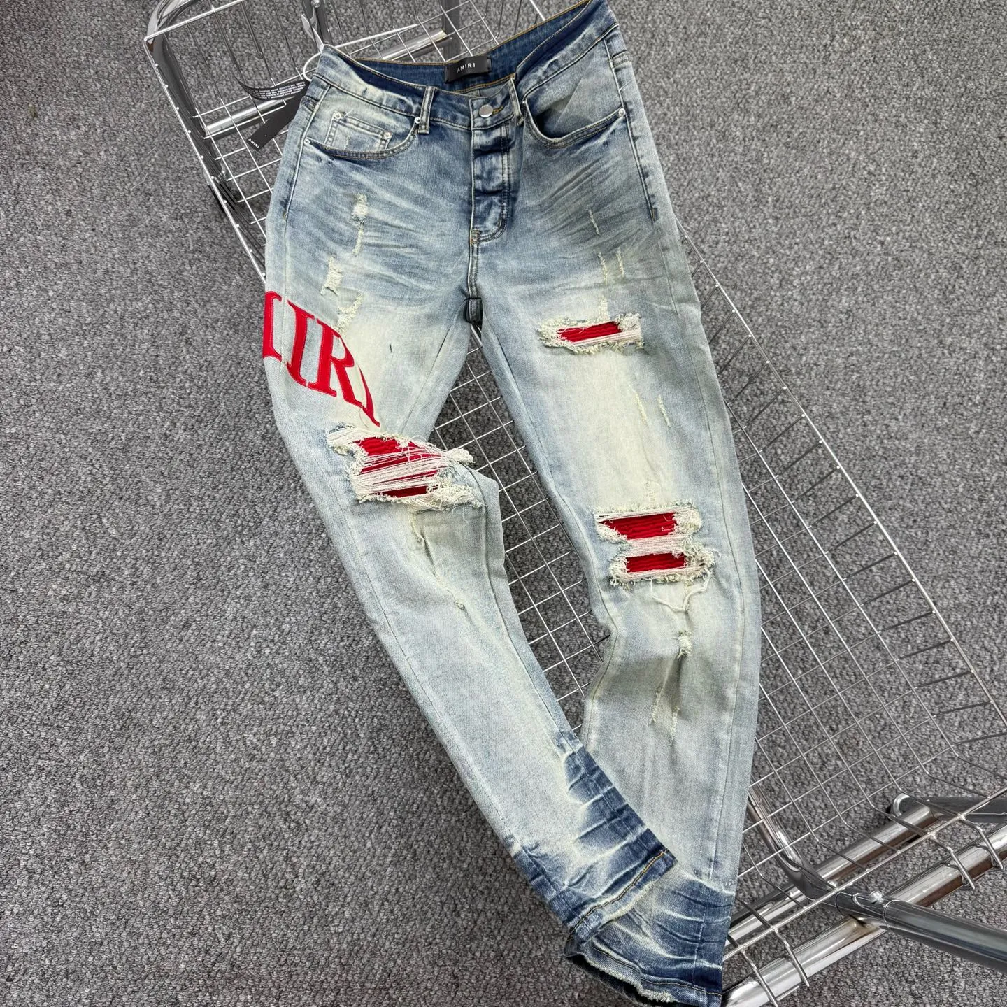 P260 Style number: H57 AMIRI & AMIRI new jeans with linhchuan embroidered logo, washed holes pattern, denim shorts, elastic denim trousers, same style for men and women. Accessories: complete accessories, all in original packaging, two hang tags to distinguish the low-end version. The hardware is standard to the original original aluminum alloy buckle with logo, and every detail is superior to any version on the market. Fabric: Genuine pattern-making and standard genuine custom-made imported fabrics adopt unique washing and dyeing methods, and are individually hand-painted - hand-painted to make ripped micro-elastic jeans Color: blue Size: 30 32 34 36
