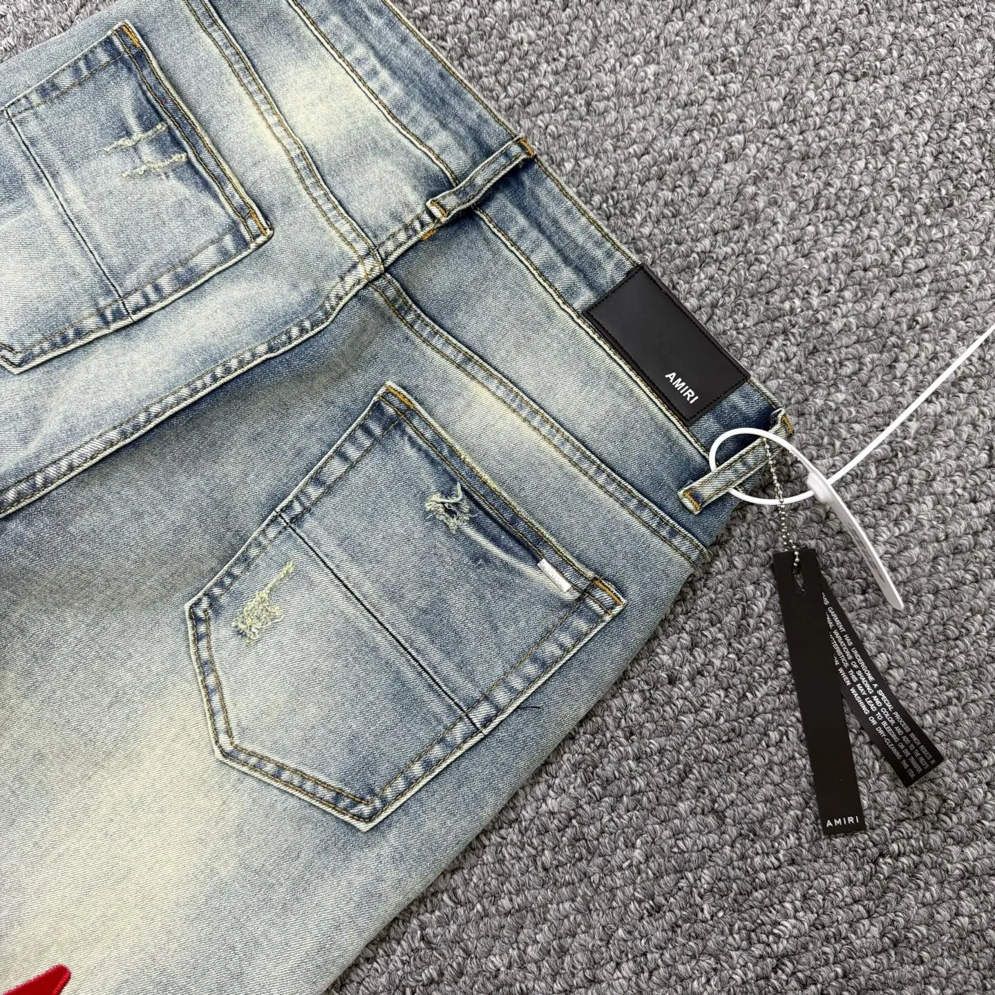 P260 Style number: H57 AMIRI & AMIRI new jeans with linhchuan embroidered logo, washed holes pattern, denim shorts, elastic denim trousers, same style for men and women. Accessories: complete accessories, all in original packaging, two hang tags to distinguish the low-end version. The hardware is standard to the original original aluminum alloy buckle with logo, and every detail is superior to any version on the market. Fabric: Genuine pattern-making and standard genuine custom-made imported fabrics adopt unique washing and dyeing methods, and are individually hand-painted - hand-painted to make ripped micro-elastic jeans Color: blue Size: 30 32 34 36