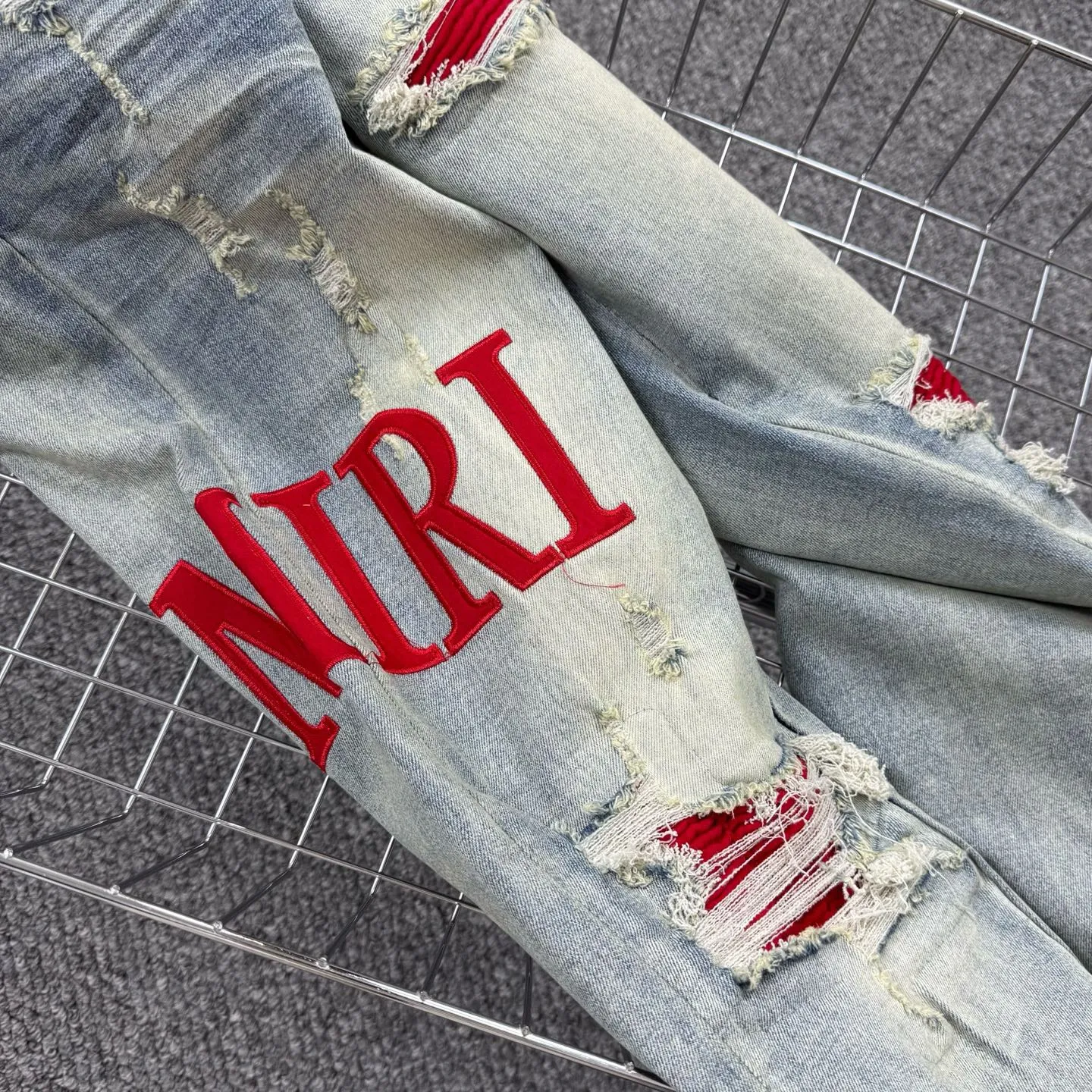 P260 Style number: H57 AMIRI & AMIRI new jeans with linhchuan embroidered logo, washed holes pattern, denim shorts, elastic denim trousers, same style for men and women. Accessories: complete accessories, all in original packaging, two hang tags to distinguish the low-end version. The hardware is standard to the original original aluminum alloy buckle with logo, and every detail is superior to any version on the market. Fabric: Genuine pattern-making and standard genuine custom-made imported fabrics adopt unique washing and dyeing methods, and are individually hand-painted - hand-painted to make ripped micro-elastic jeans Color: blue Size: 30 32 34 36