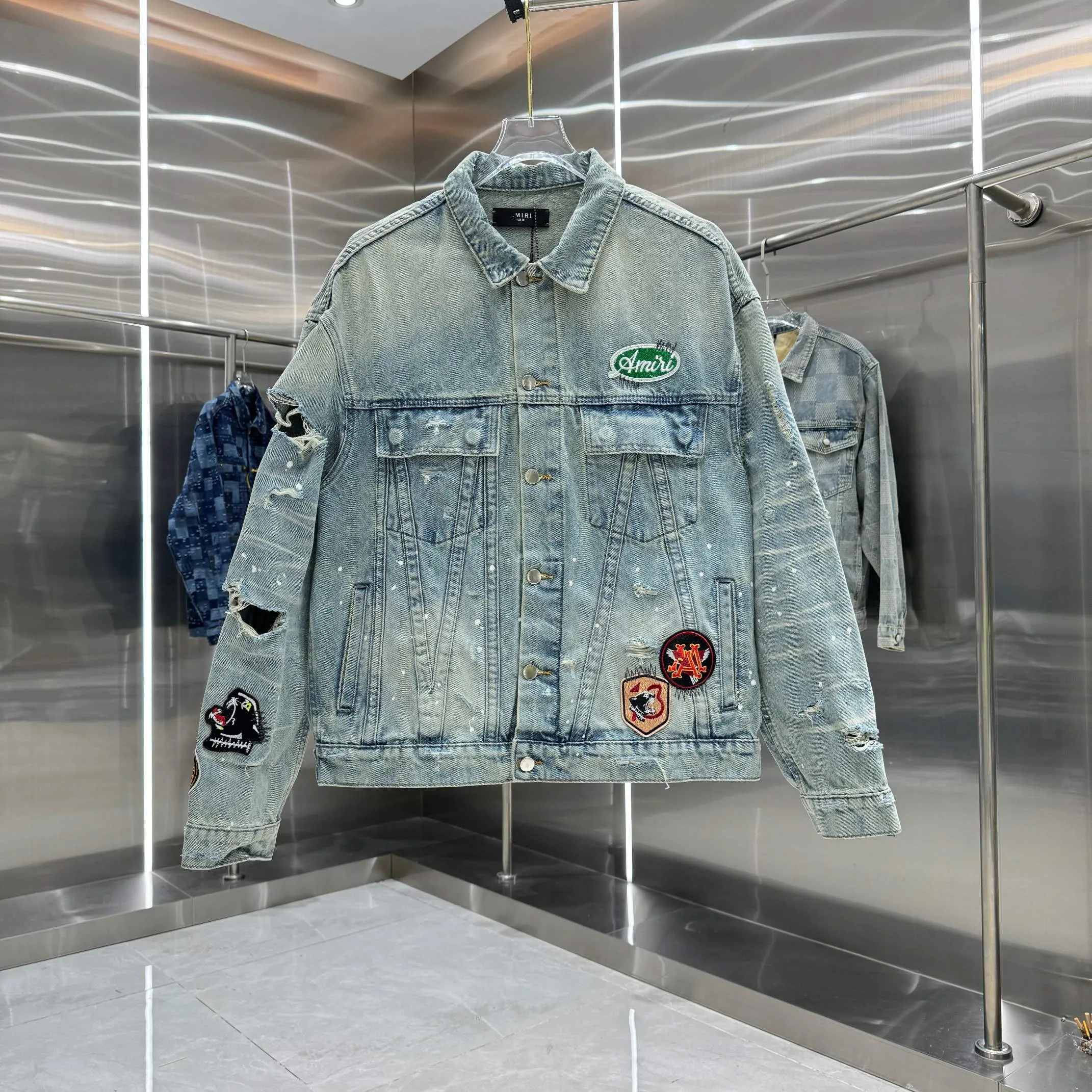 P410 Amiri hole graffiti LOGO leather brand pattern craft denim jacket street fashion style denim jacket jacket denim shirt color light blue size S M L XL