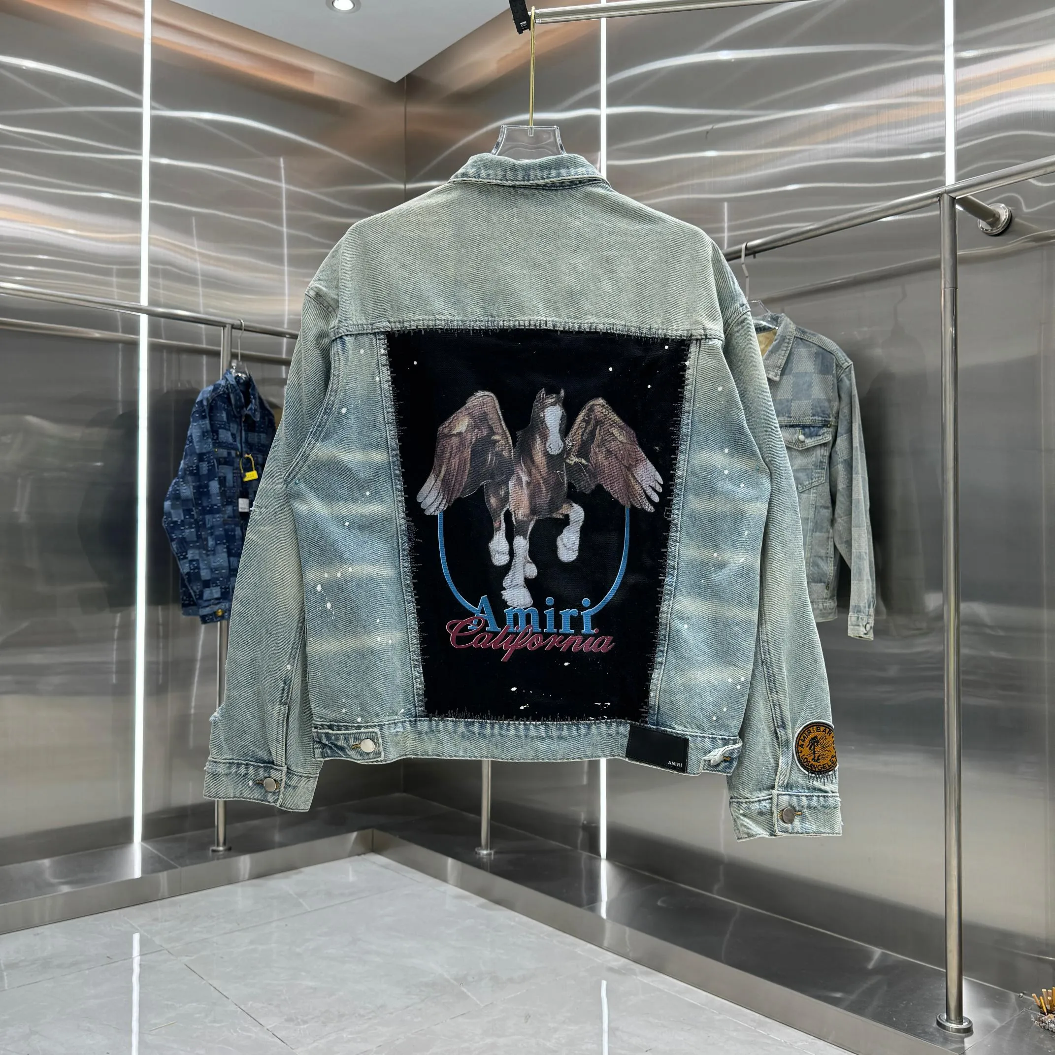 P410 Amiri hole graffiti LOGO leather brand pattern craft denim jacket street fashion style denim jacket jacket denim shirt color light blue size S M L XL