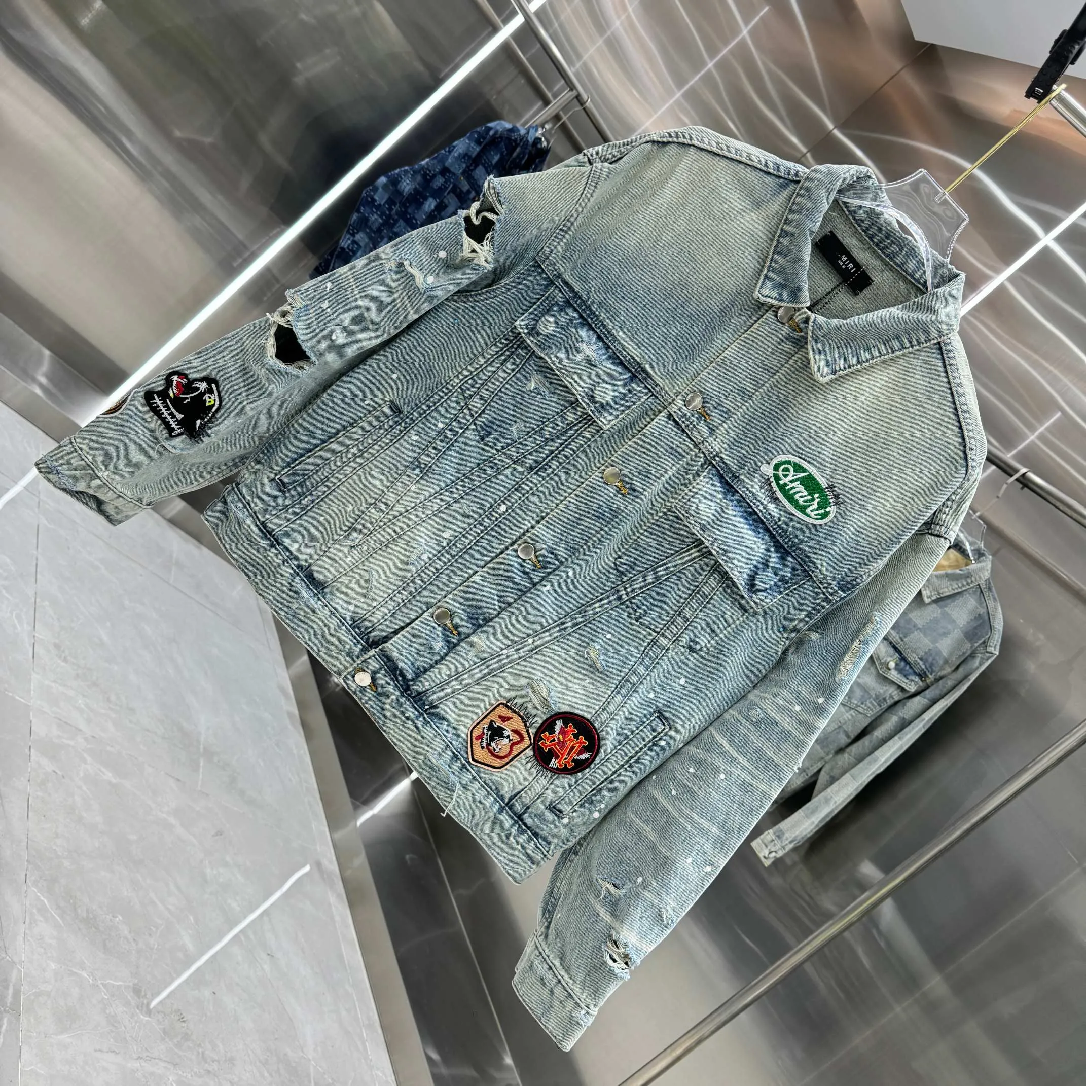 P410 Amiri hole graffiti LOGO leather brand pattern craft denim jacket street fashion style denim jacket jacket denim shirt color light blue size S M L XL