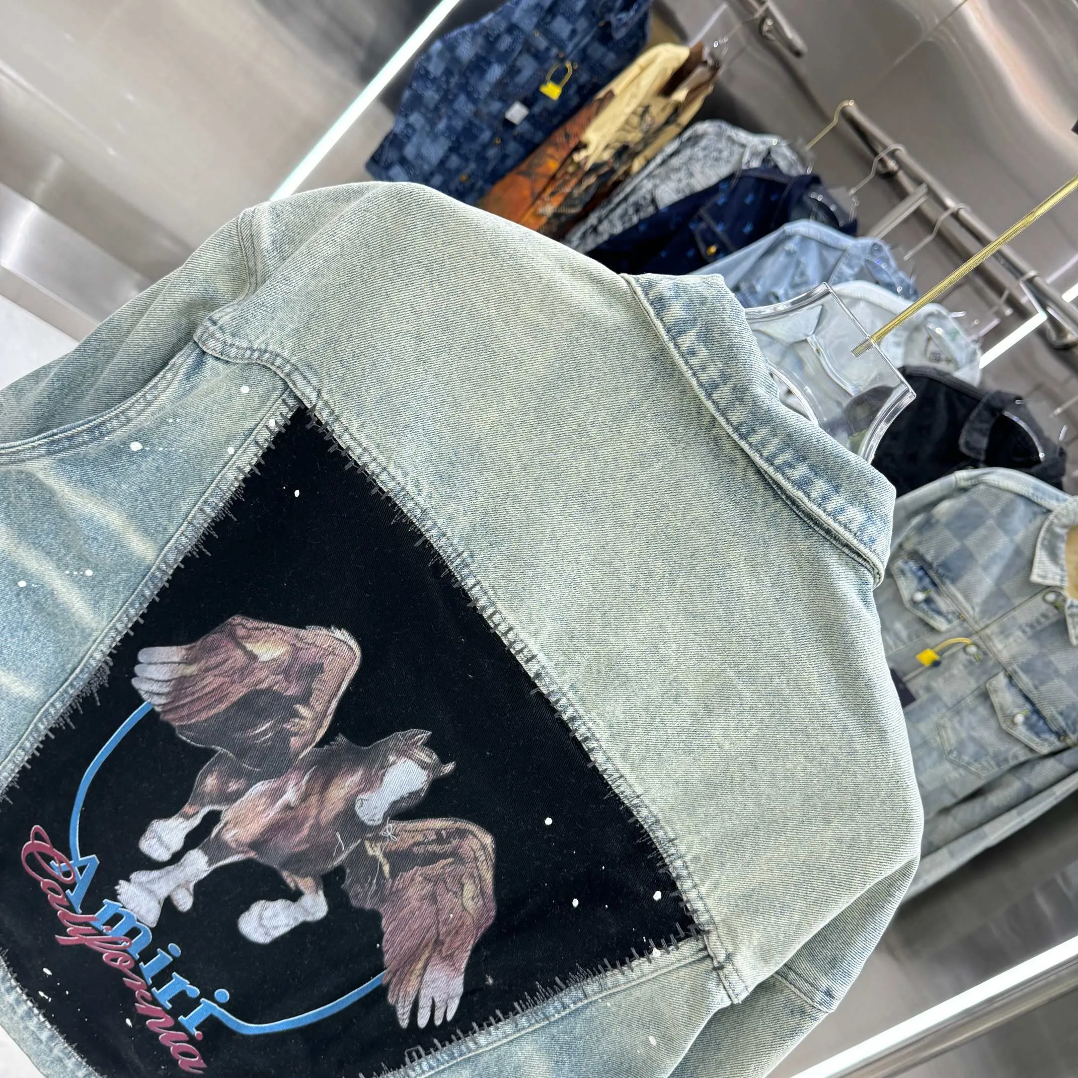 P410 Amiri hole graffiti LOGO leather brand pattern craft denim jacket street fashion style denim jacket jacket denim shirt color light blue size S M L XL