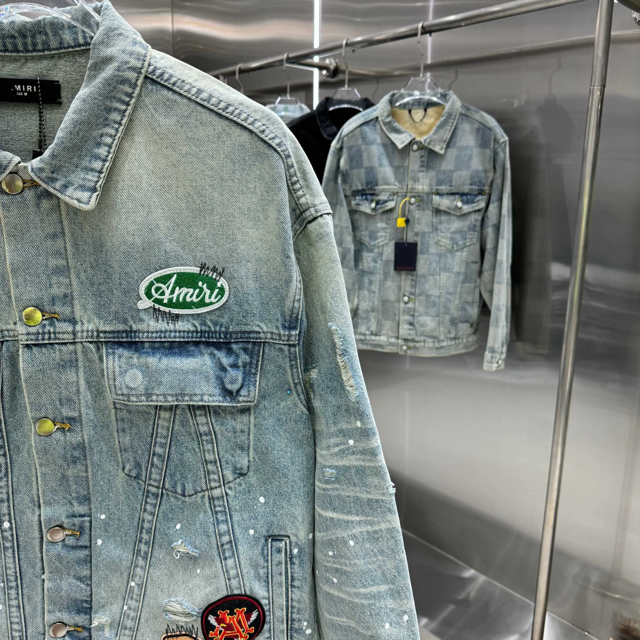 P410 Amiri hole graffiti LOGO leather brand pattern craft denim jacket street fashion style denim jacket jacket denim shirt color light blue size S M L XL