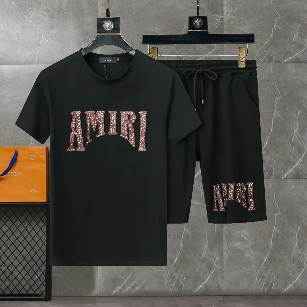P290 🌸🌸🌸 AMIRI 25ss spring and summer advanced customization spring and summer series, round neck casual suit, short-sleeved T-shirt suit and three-quarter pants, imported high-grade elastic fabric, delicate, soft, comfortable and breathable, stiff and shaping, extraordinary quality. Exquisite three-dimensional tailoring and outstanding texture are made of high-end materials supplied by customers. They are very textured and durable. They are produced by domestic first-line factories. From cutting to hand-sewing, there is basically no extraneous touch. The pattern is quite crisp and there is no feeling of procrastination at all. It has a delicate and soft feel and smooth texture! Color: Picture color Size: M--3xL