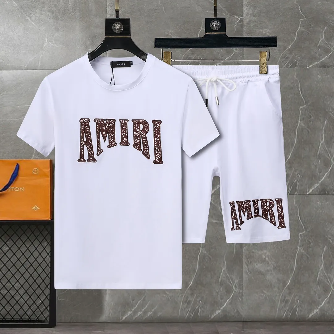 P290 🌸🌸🌸 AMIRI 25ss spring and summer advanced customization spring and summer series, round neck casual suit, short-sleeved T-shirt suit and three-quarter pants, imported high-grade elastic fabric, delicate, soft, comfortable and breathable, stiff and shaping, extraordinary quality. Exquisite three-dimensional tailoring and outstanding texture are made of high-end materials supplied by customers. They are very textured and durable. They are produced by domestic first-line factories. From cutting to hand-sewing, there is basically no extraneous touch. The pattern is quite crisp and there is no feeling of procrastination at all. It has a delicate and soft feel and smooth texture! Color: Picture color Size: M--3xL