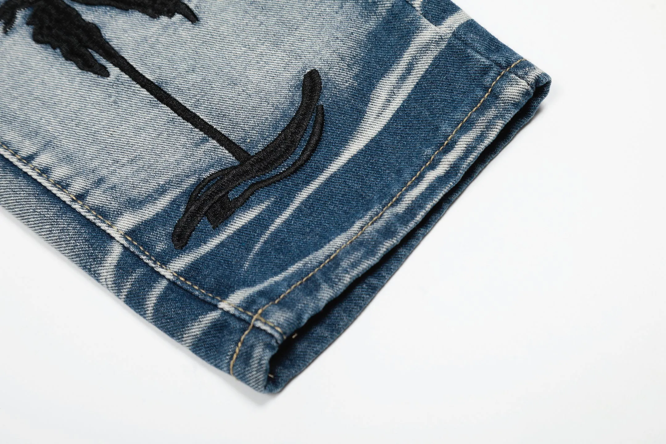 #M52 P168💰 Independent AMIRI coconut tree embroidery jeans trousers AMIRI high street basic ripped tight elastic jeans trousers amiri brand jeans break the production process and cutting of the original jeans, the fabrics are softer and more comfortable Hand-sewn collar label Customized logo buttons Genuine leather tag Color: light blue Size: 30-32-34-36