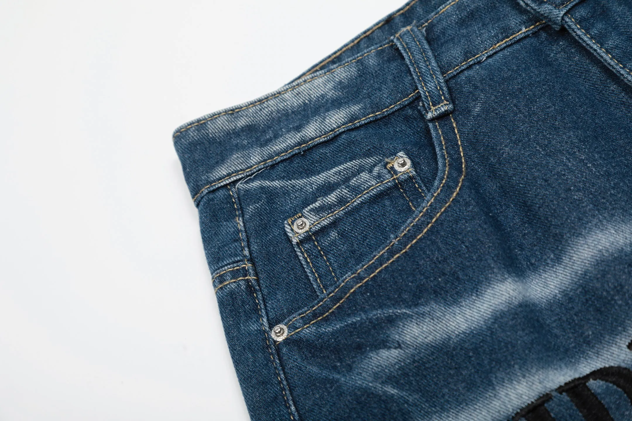 #M52 P168💰 Independent AMIRI coconut tree embroidery jeans trousers AMIRI high street basic ripped tight elastic jeans trousers amiri brand jeans break the production process and cutting of the original jeans, the fabrics are softer and more comfortable Hand-sewn collar label Customized logo buttons Genuine leather tag Color: light blue Size: 30-32-34-36