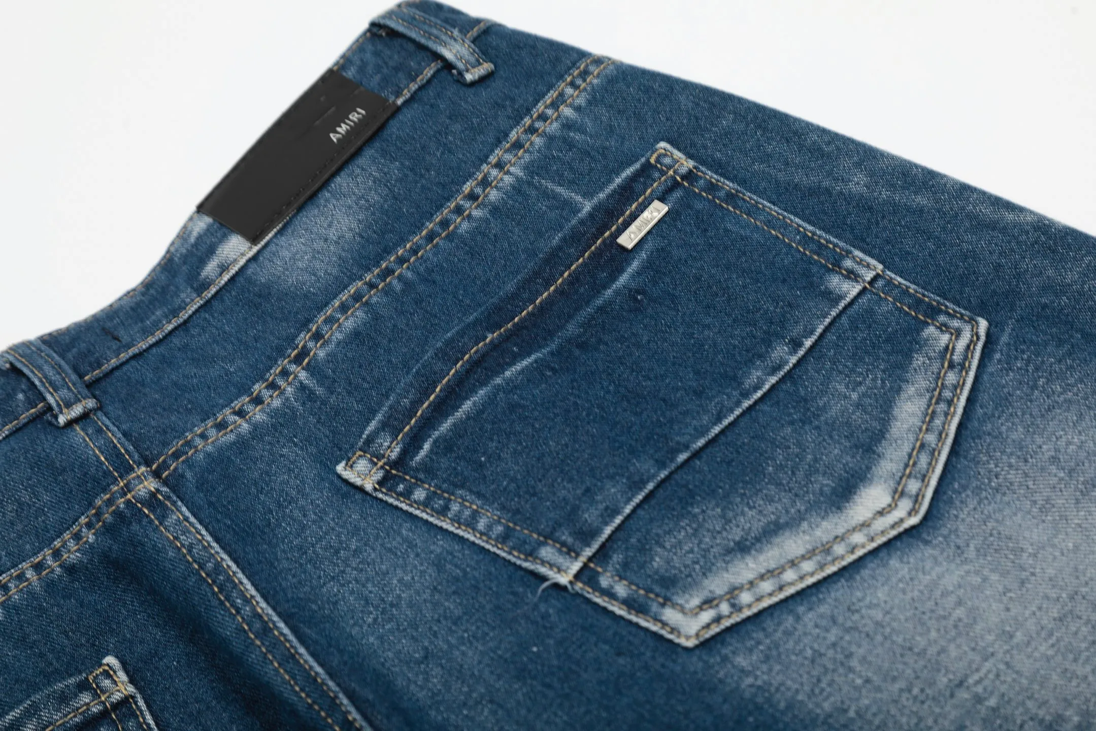 #M52 P168💰 Independent AMIRI coconut tree embroidery jeans trousers AMIRI high street basic ripped tight elastic jeans trousers amiri brand jeans break the production process and cutting of the original jeans, the fabrics are softer and more comfortable Hand-sewn collar label Customized logo buttons Genuine leather tag Color: light blue Size: 30-32-34-36