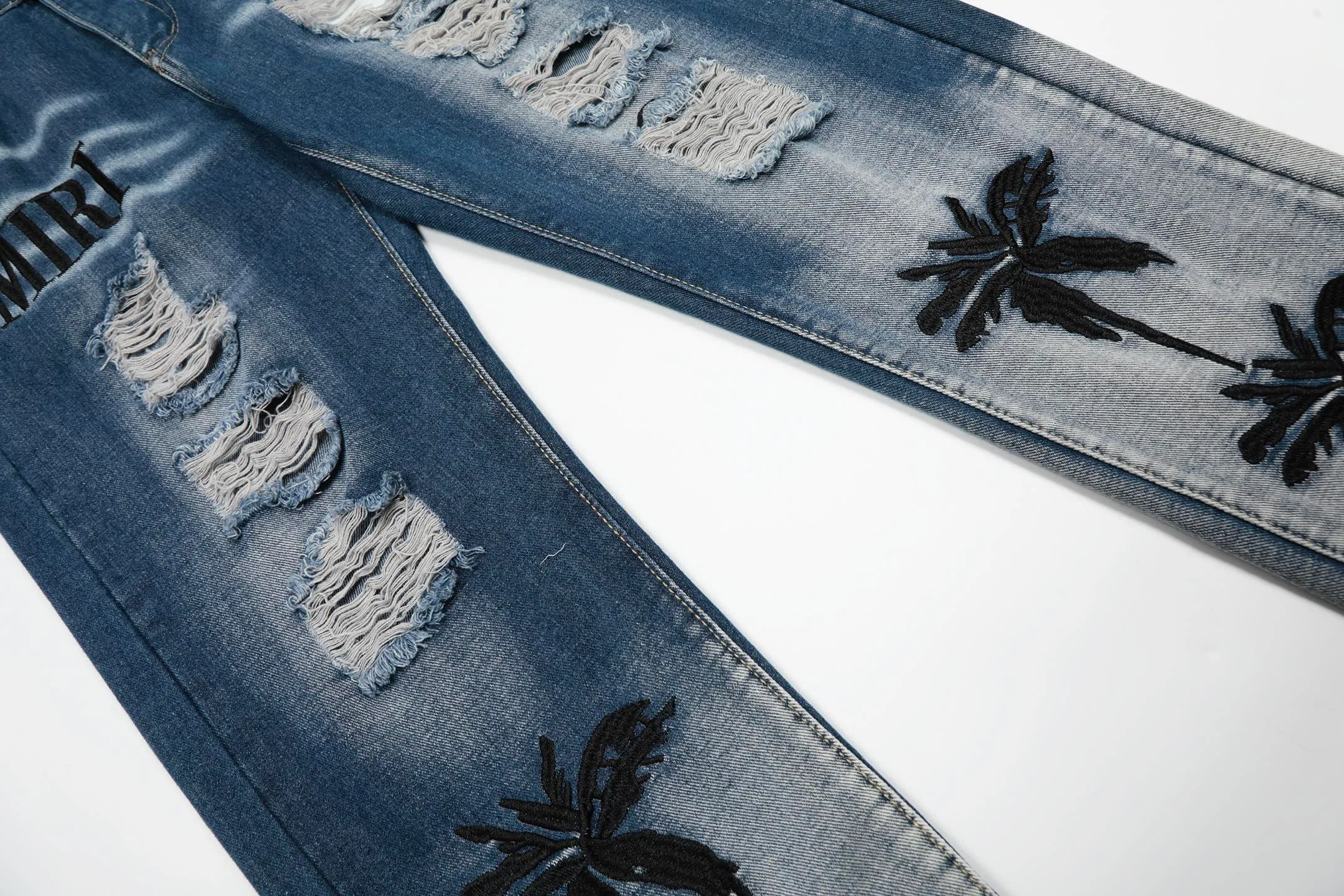 #M52 P168💰 Independent AMIRI coconut tree embroidery jeans trousers AMIRI high street basic ripped tight elastic jeans trousers amiri brand jeans break the production process and cutting of the original jeans, the fabrics are softer and more comfortable Hand-sewn collar label Customized logo buttons Genuine leather tag Color: light blue Size: 30-32-34-36